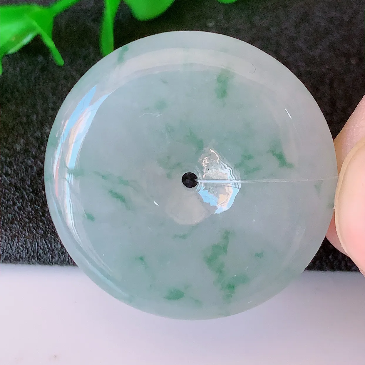 自然光实拍，冰飘花翡翠平安扣吊坠，翠色灵动，种老水足，寓意好，品相佳，佩戴佳品！#49.15