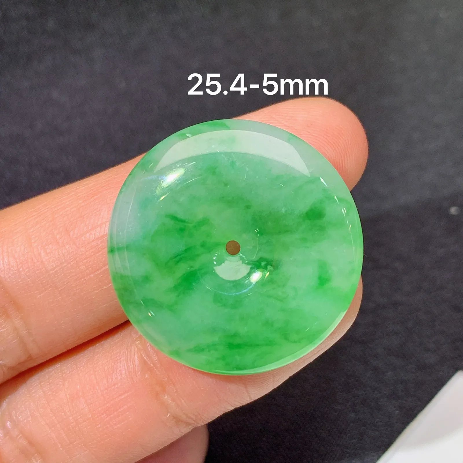 飘绿平安扣，冰润色阳，玉质细腻，种水足 尺寸25.4*5