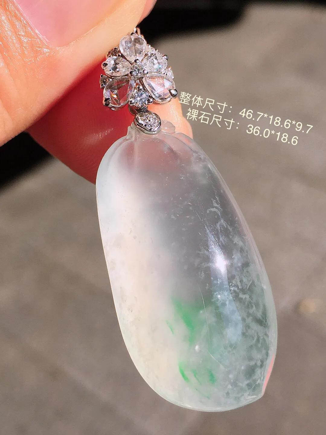 冰飘绿福瓜吊坠，色泽艳丽，玉质细腻，荧光感超
强，饱满圆润，尽显优雅气质，18k
金豪华镶嵌