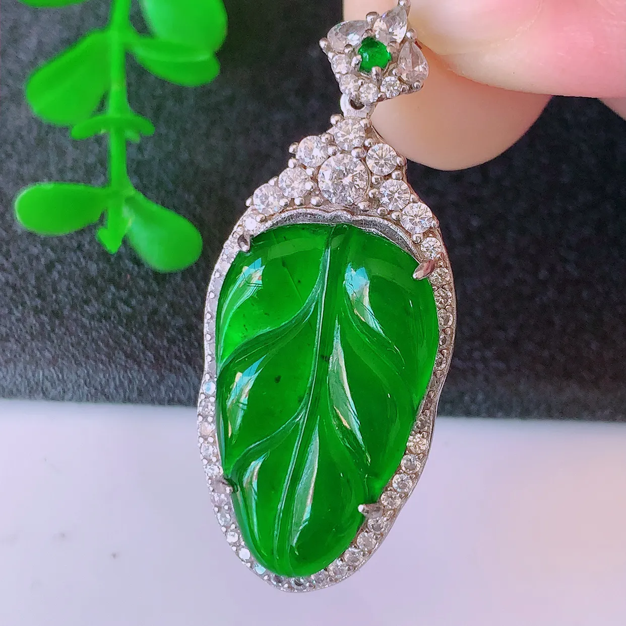 冰透满绿翡翠925银镶嵌叶子吊坠，自然光实拍，翠色灵动，颜色漂亮，种老水足，品相佳，佩戴佳品！#97