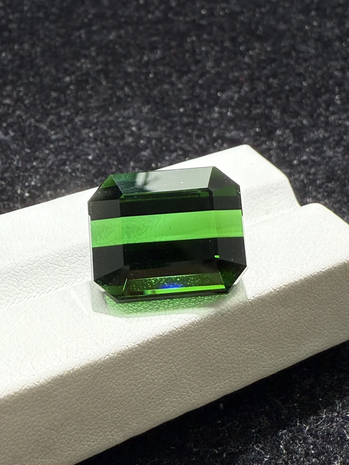 28.25ct天然老料电光绿碧玺裸石，尺寸18.1*15*11.1 毫米，颜色美艳 ，晶体通透，火彩足