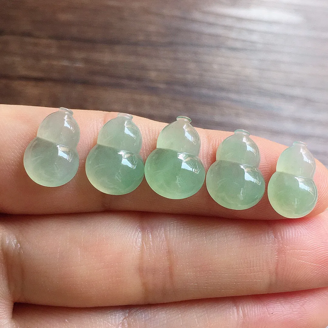 冰晴底葫芦一手，镶嵌佳品，冰润细腻，色阳，种水足 尺寸14.1*10.1*4.4