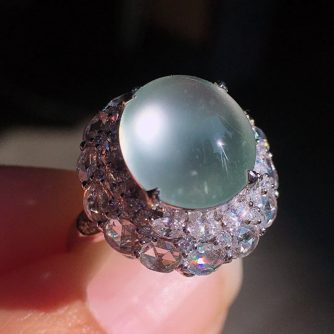 玻璃种蛋面戒指/吊坠两用款，色泽均匀艳丽，玉质细腻，荧光感超
强，饱满圆润，尽显优雅气质，18k
金豪华镶嵌