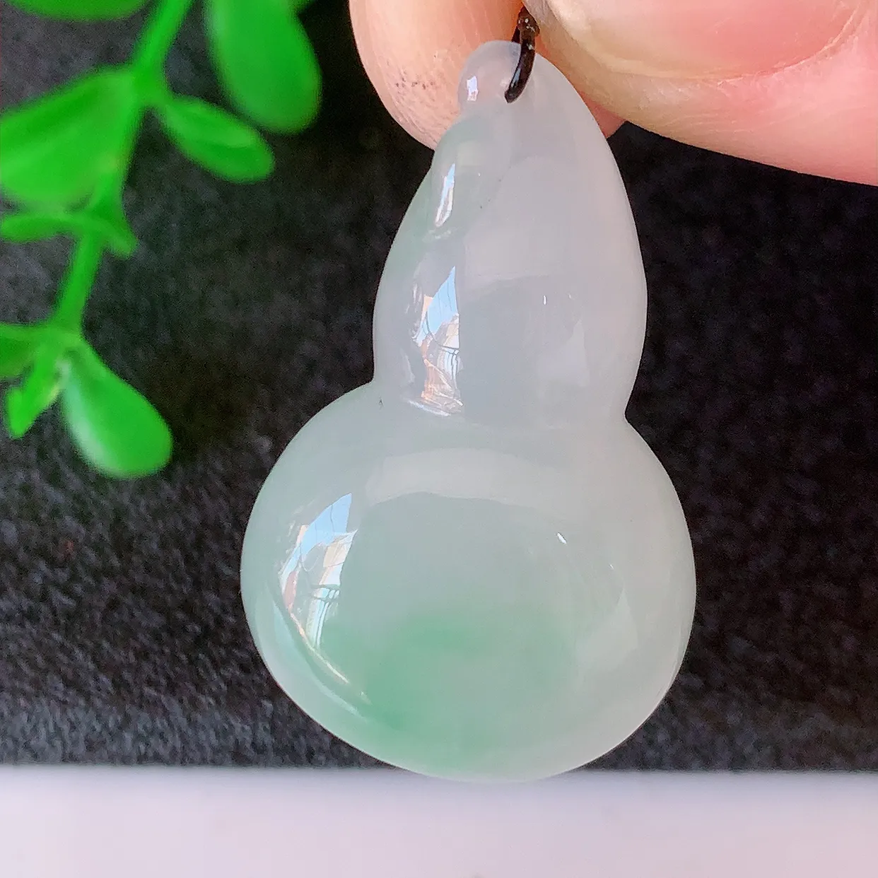 自然光实拍，冰种翡翠飘绿葫芦吊坠，寓意福禄双全，财源滚滚，清新脱俗，佩戴效果优雅迷人！#57.15