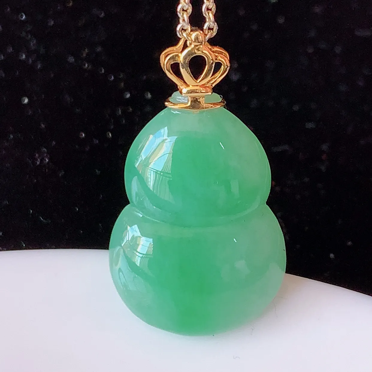 自然光实拍，18K金镶嵌满绿翡翠葫芦吊坠，翡翠葫芦，寓意福禄双全，财源滚滚，佩戴效果优雅迷人！#83