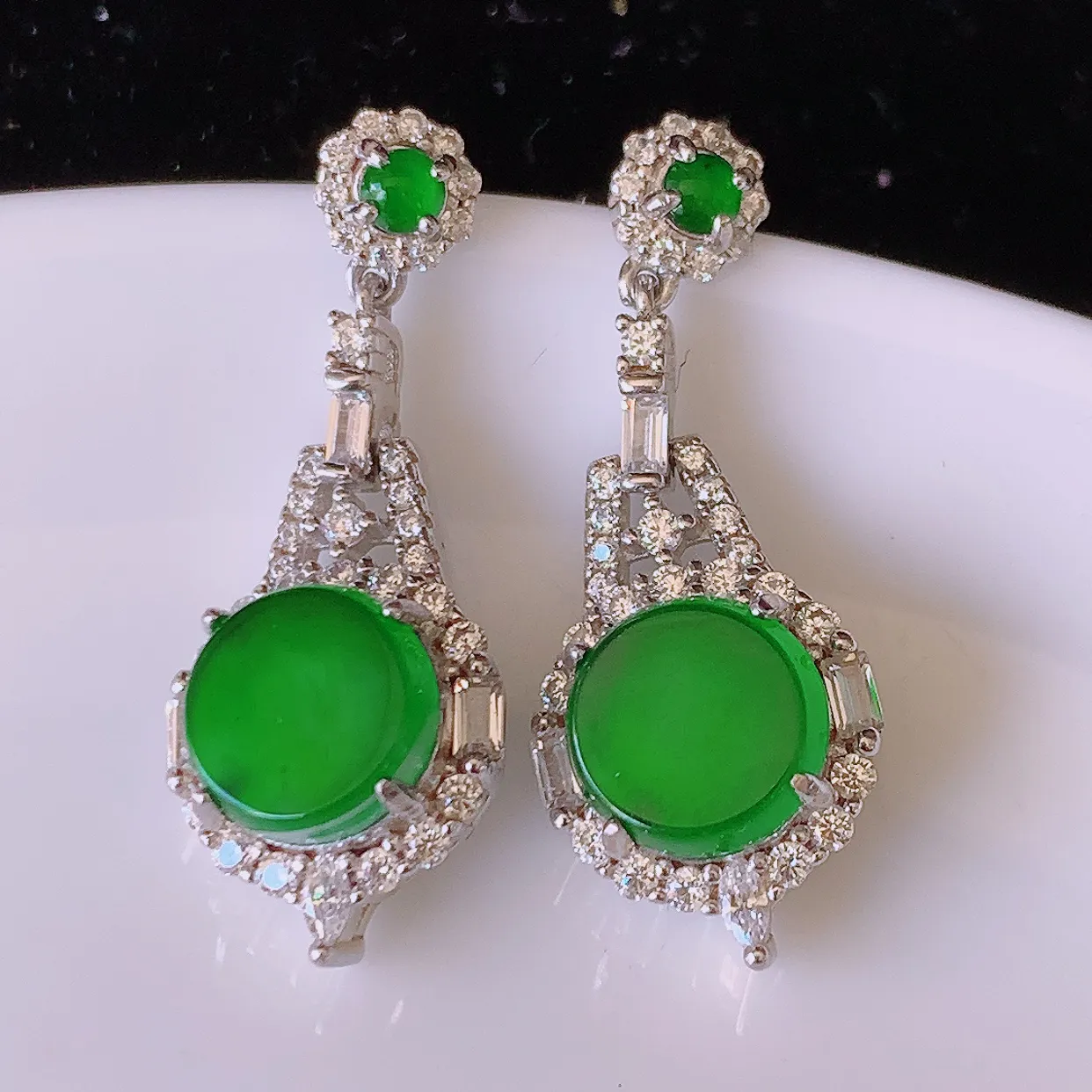 冰透满绿翡翠925银镶嵌耳坠，自然光实拍，翠色灵动，颜色漂亮，种老水足，品相佳，佩戴佳品！#97.15整体28*11-6裸石7.8*7.8