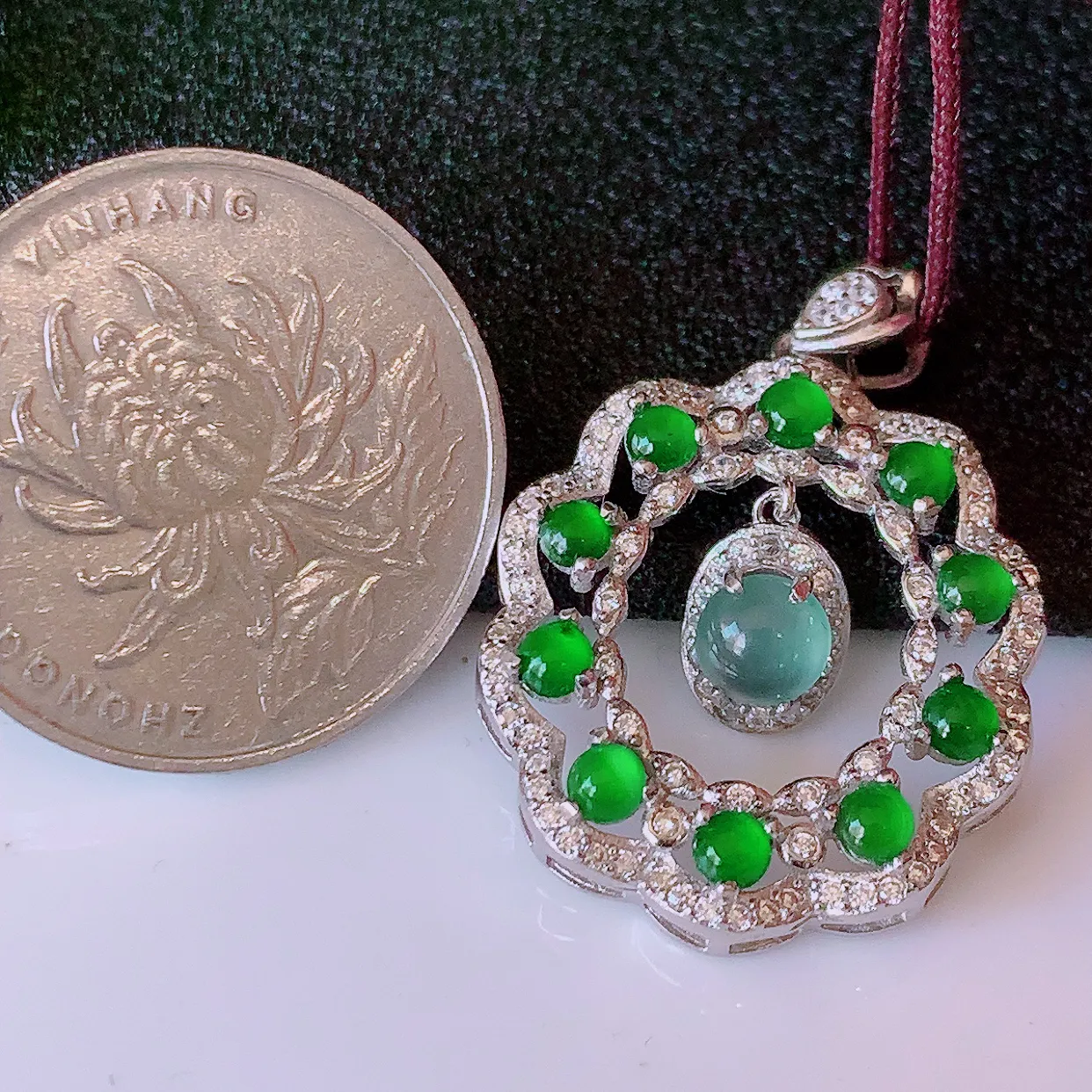 冰透满绿翡翠925银镶嵌吊坠，自然光实拍，翠色灵动，颜色漂亮，种老水足，品相佳，佩戴佳品！#97.15整体31.5*22.5*5取一裸石5*5