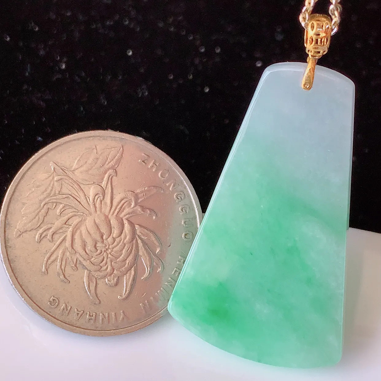18K金镶嵌冰润飘绿翡翠平安无事牌吊坠，平平安安，无事牌翠色灵动， 佩戴平安时尚！#41.15