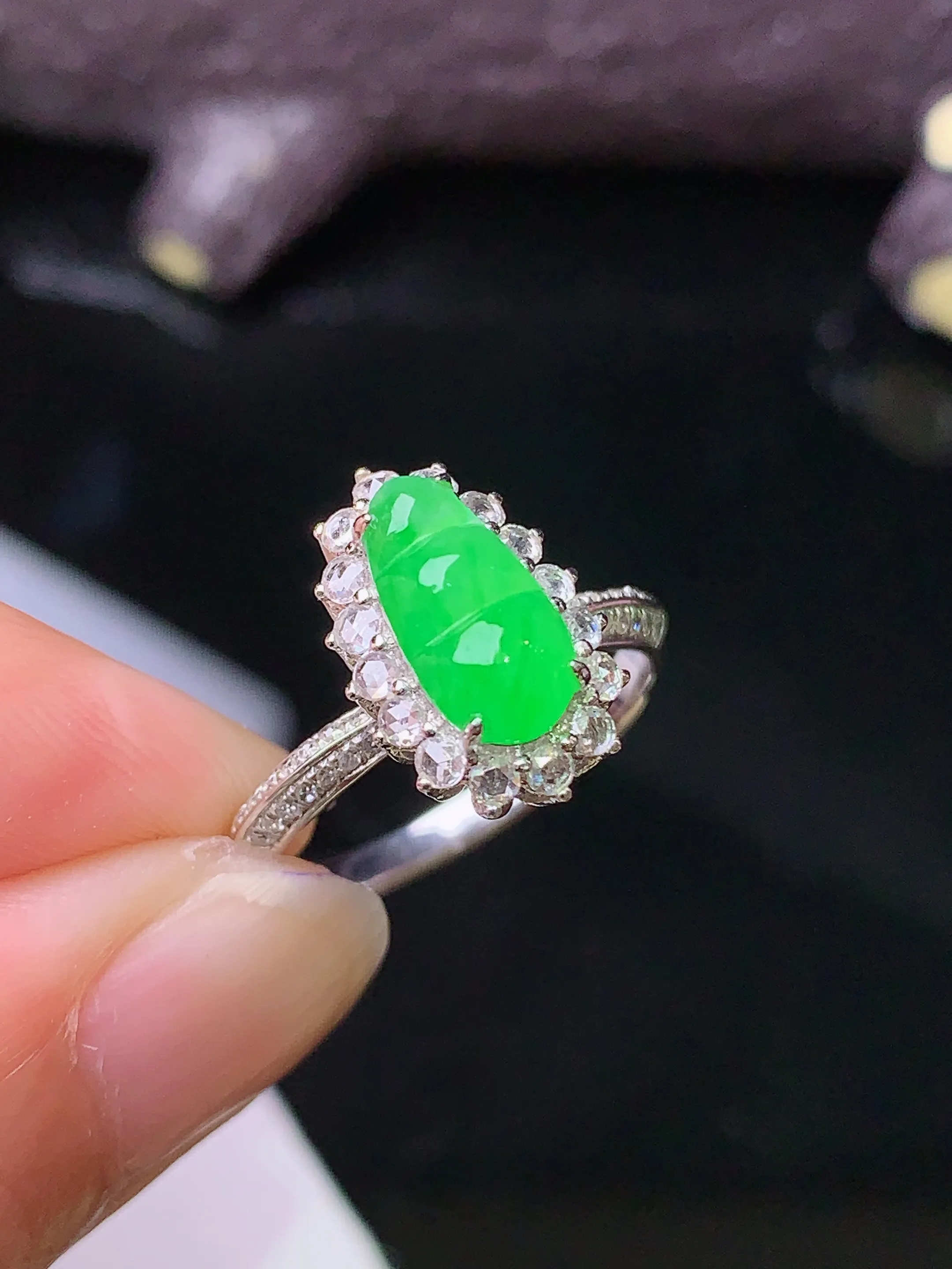 18k金钻镶嵌翠绿四季豆戒指 玉质细腻 色泽清新艳丽 圈口13.5 整体尺寸13.7*9.2*8.8