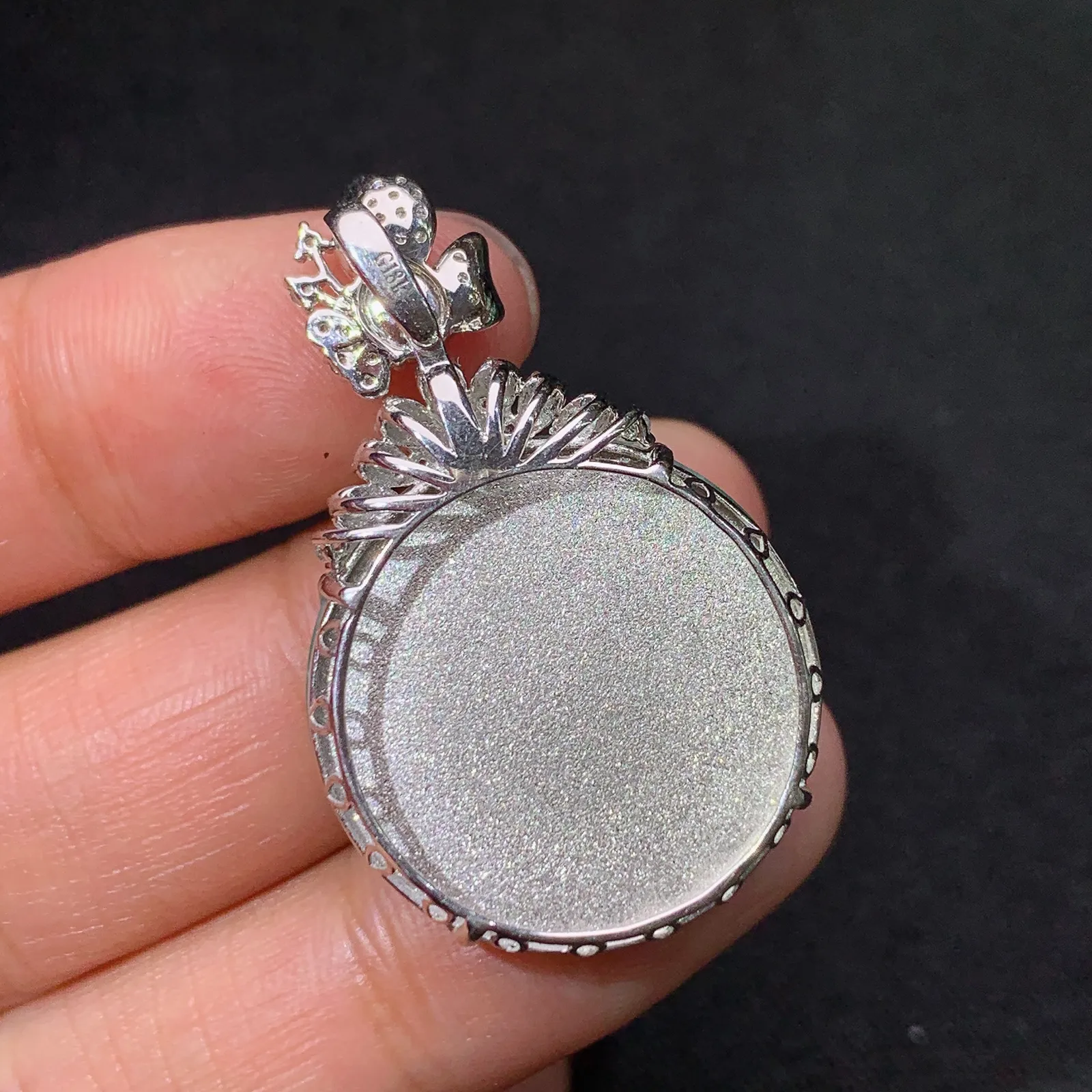 阳绿圆牌吊坠，18k金镶嵌，色泽鲜阳，冰润细腻，种水足 尺寸35.4*22.5*7.1