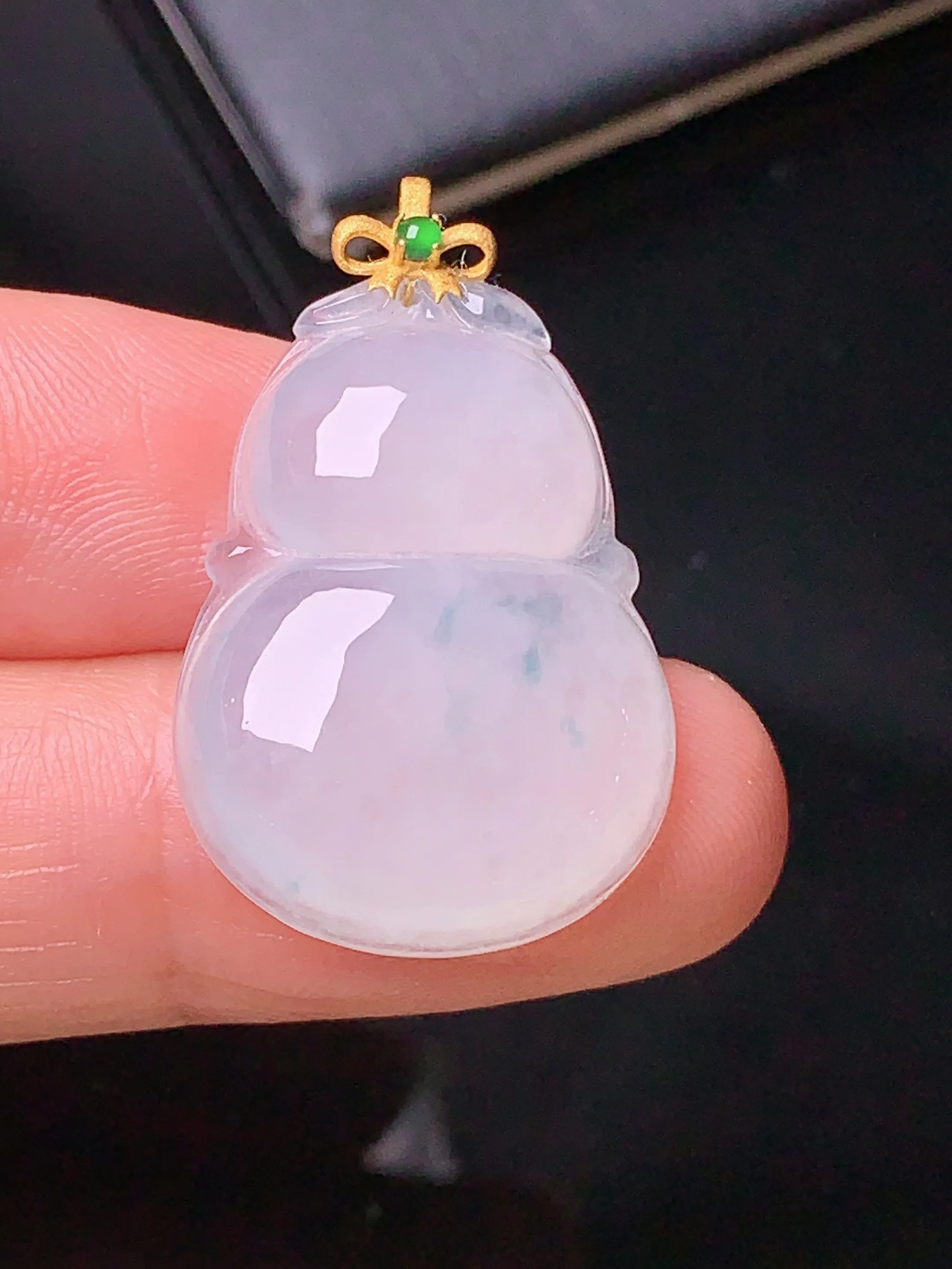 18k金镶嵌冰种葫芦吊坠 玉质细腻 色泽清新艳丽 整体尺寸30.2*18.7*5.5