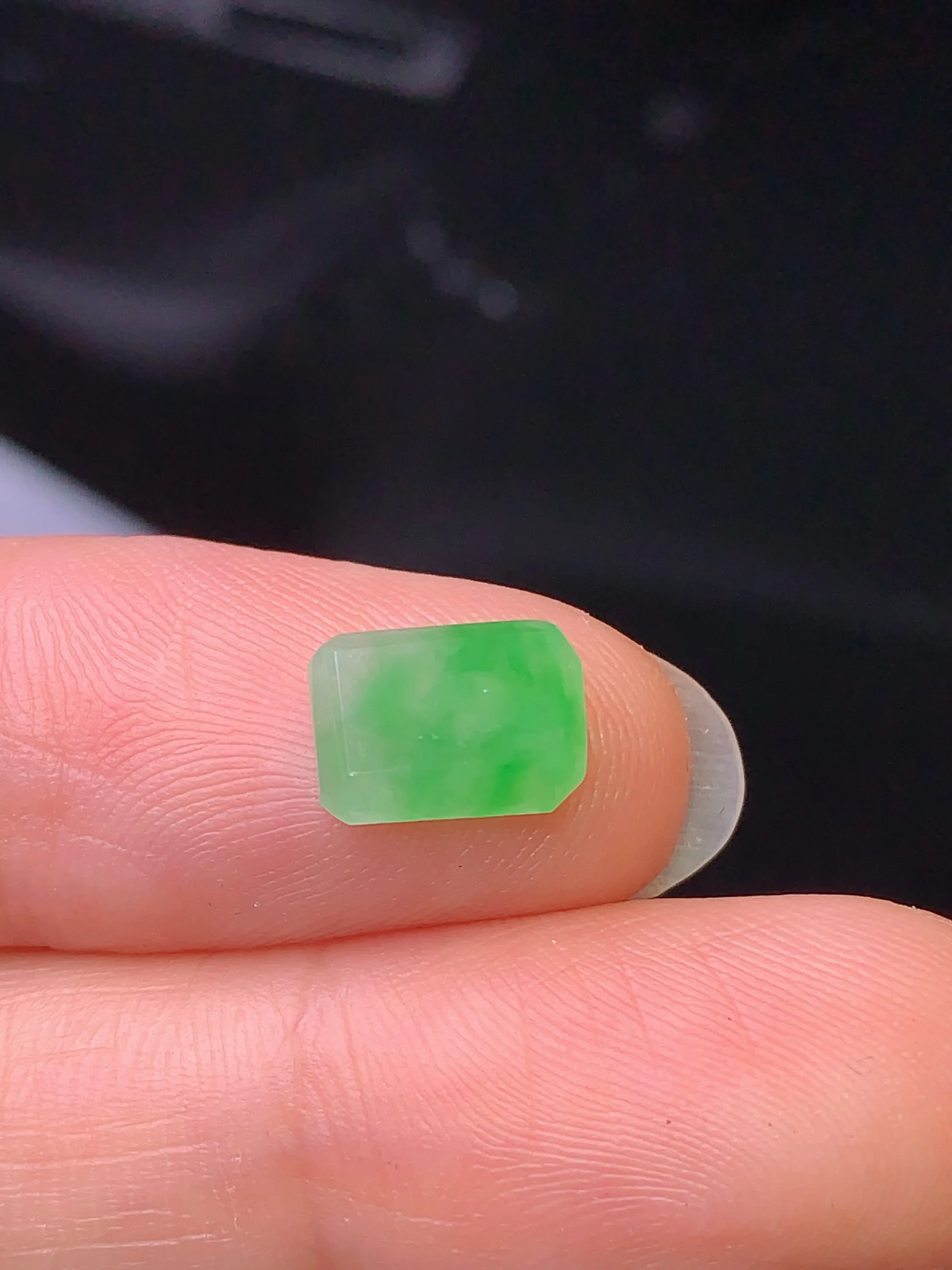 镶嵌款 翠绿马鞍界面 玉质细腻 色泽清新艳丽 整体尺寸6.2*8.8*2.5