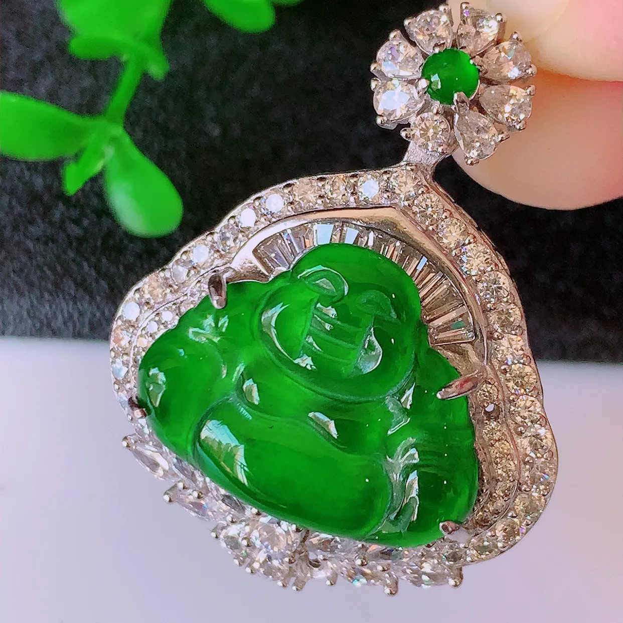 冰透满绿翡翠925银镶嵌佛公吊坠，自然光实拍，翠色灵动，颜色漂亮，种老水足，品相佳，佩戴佳品！#97