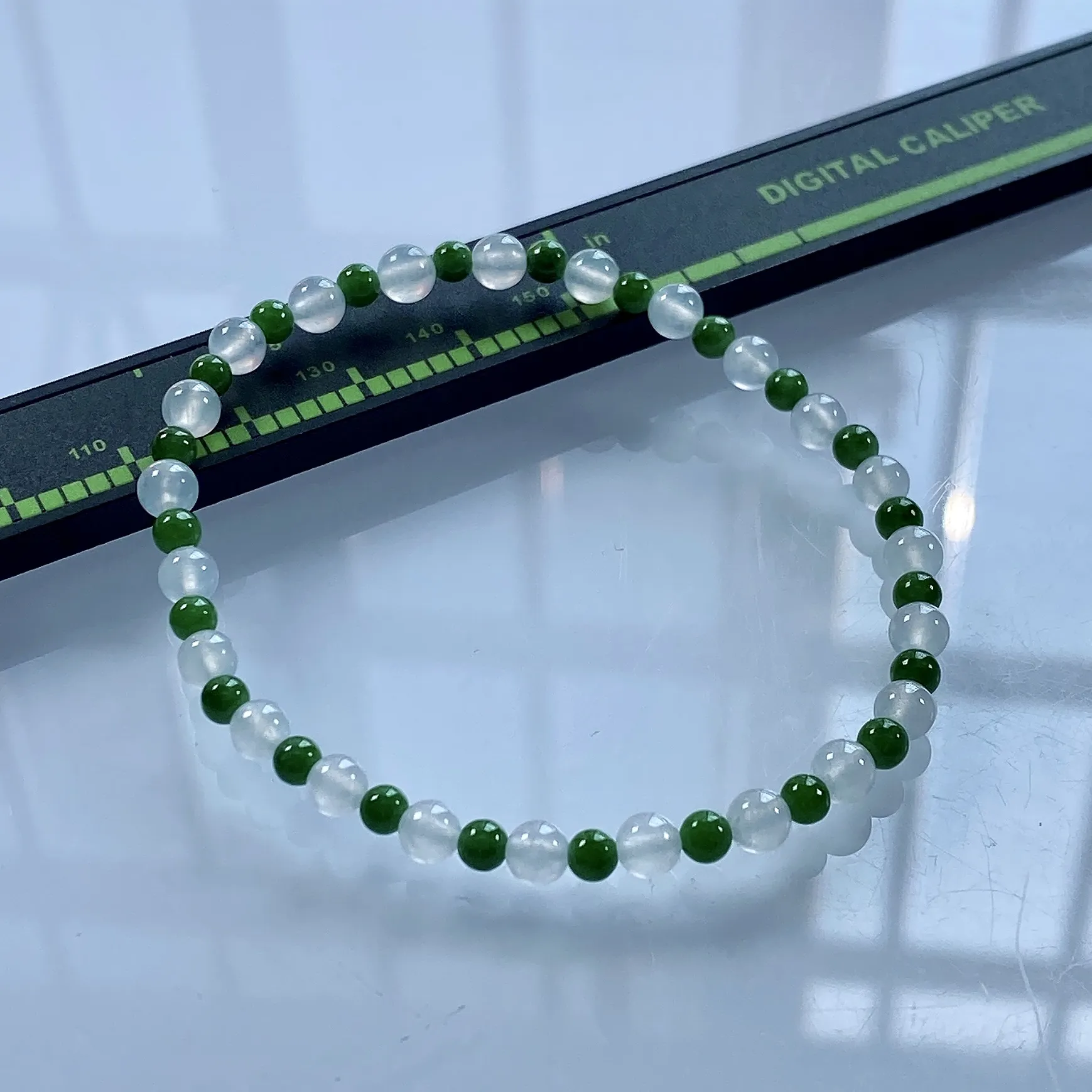 缅甸天然翡翠A货，卡4.6冰种起胶双彩小圆珠手串手链，尺寸：白珠4.6mm/23颗，绿珠3.6mm/