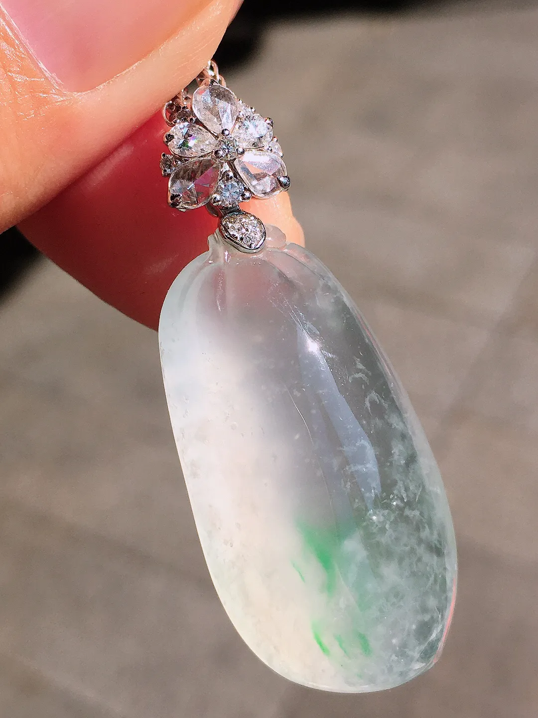 冰飘绿福瓜吊坠，色泽艳丽，玉质细腻，荧光感超
强，饱满圆润，尽显优雅气质，18k
金豪华镶嵌