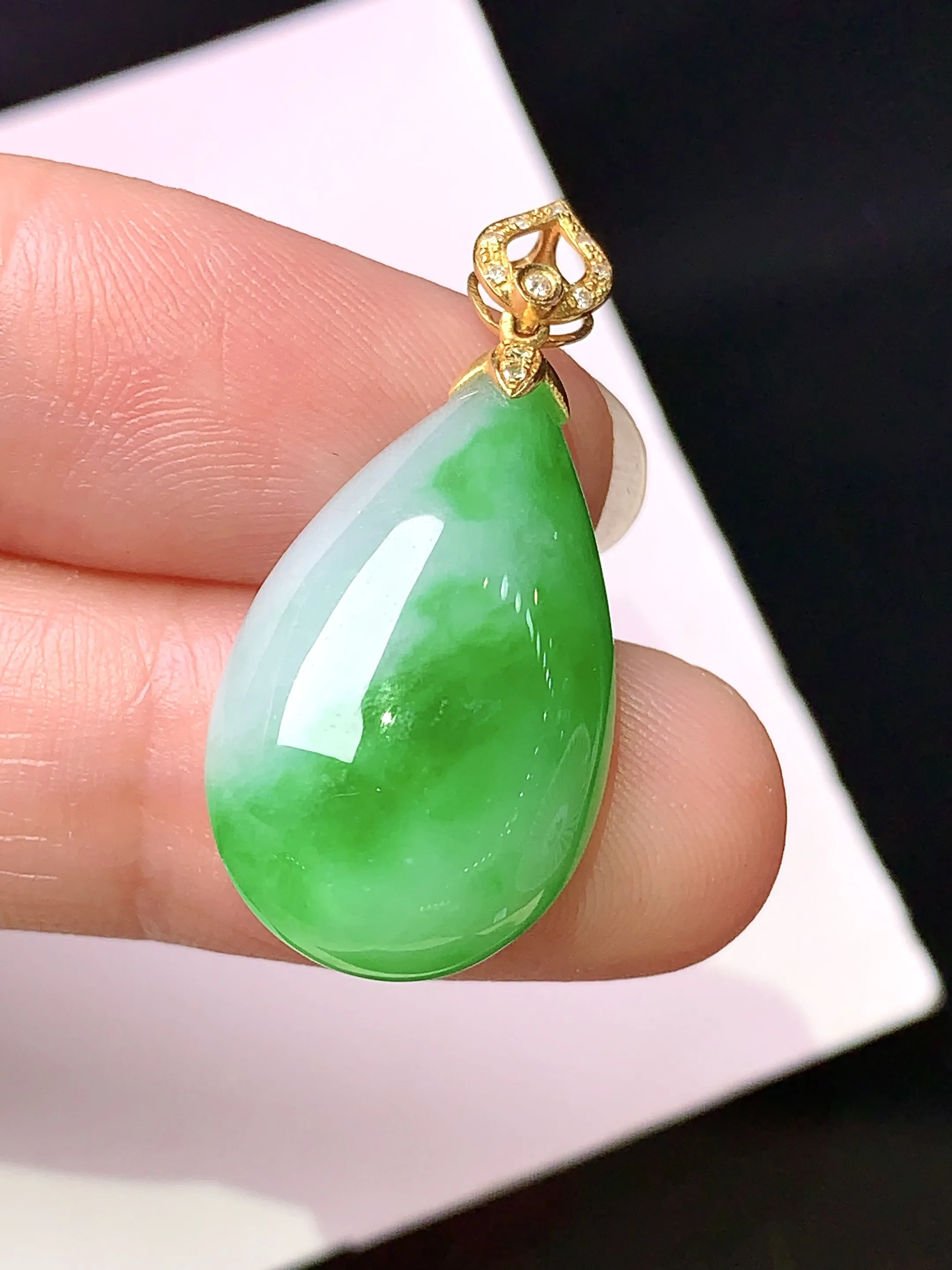 18k金钻镶嵌飘绿水滴吊坠 玉质细腻 色泽清新艳丽 整体尺寸30*14.2*8