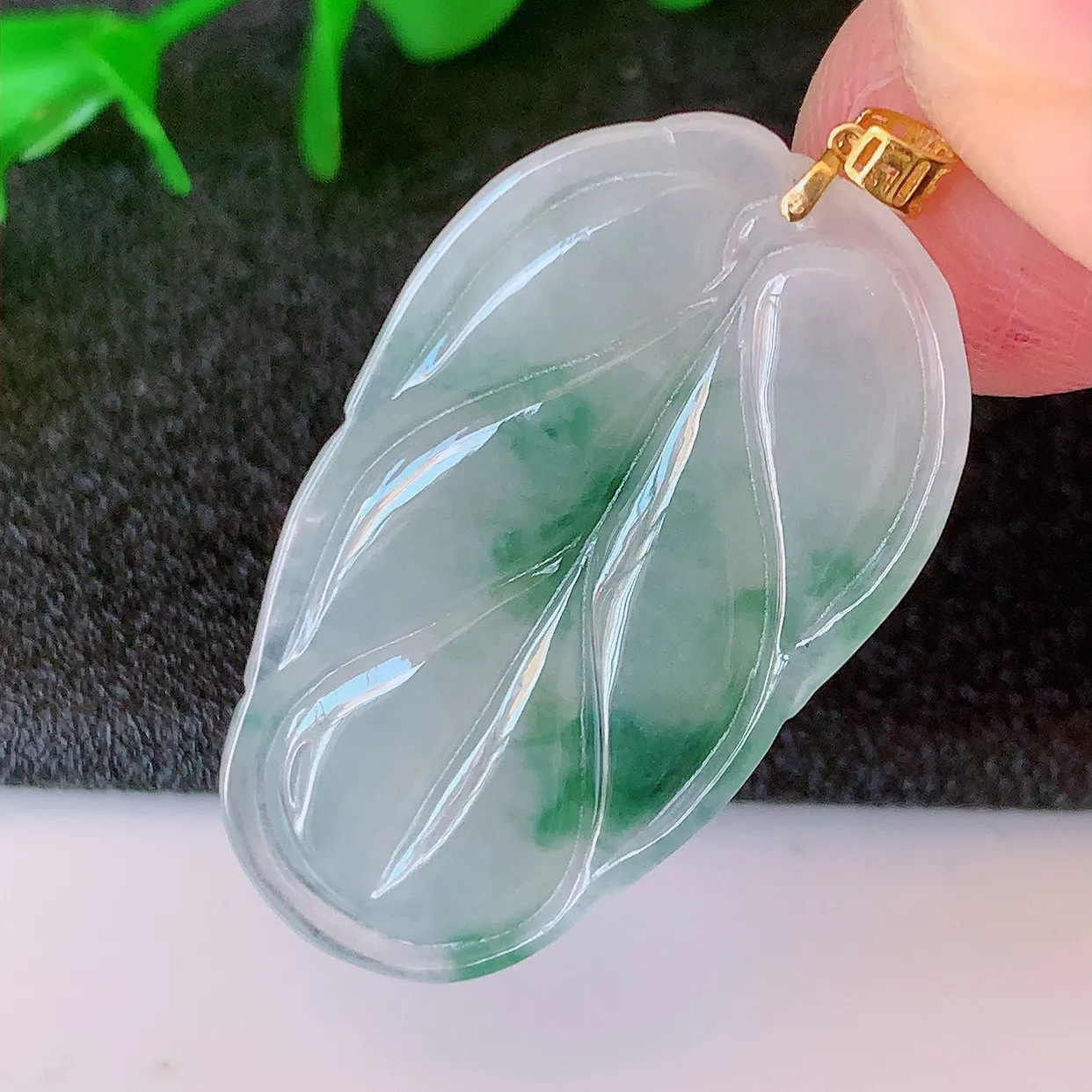 18K金镶嵌冰种飘花翡翠叶子吊坠 ，种水足，色泽清新，工艺精湛，叶子寓意美好；金枝玉叶，事业有成。#49.15