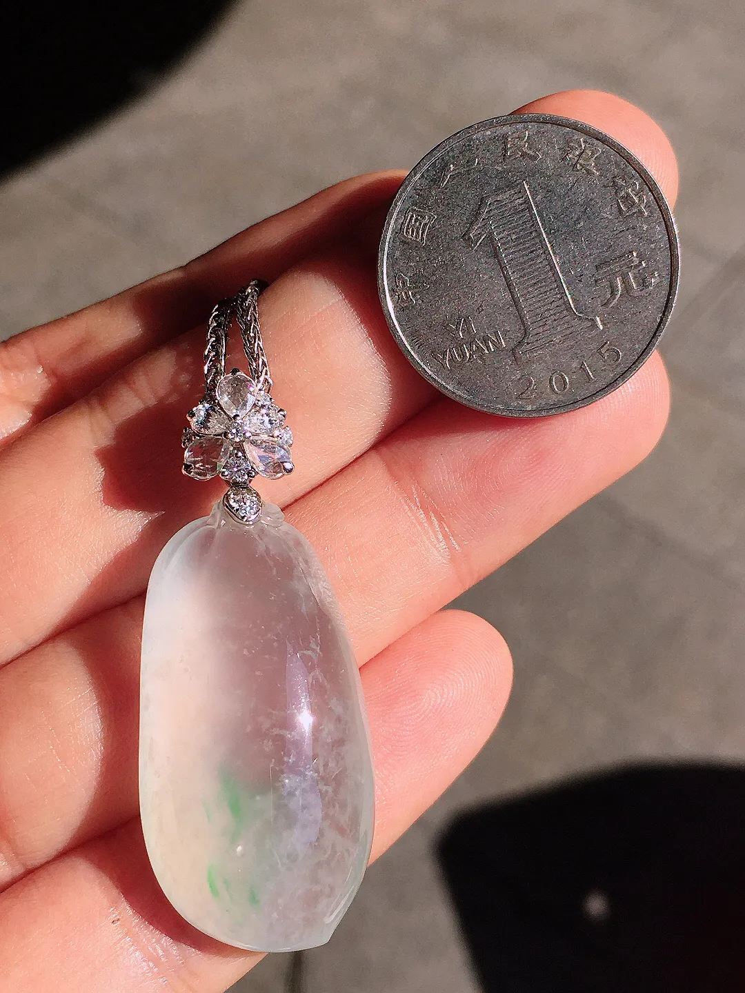 冰飘绿福瓜吊坠，色泽艳丽，玉质细腻，荧光感超
强，饱满圆润，尽显优雅气质，18k
金豪华镶嵌