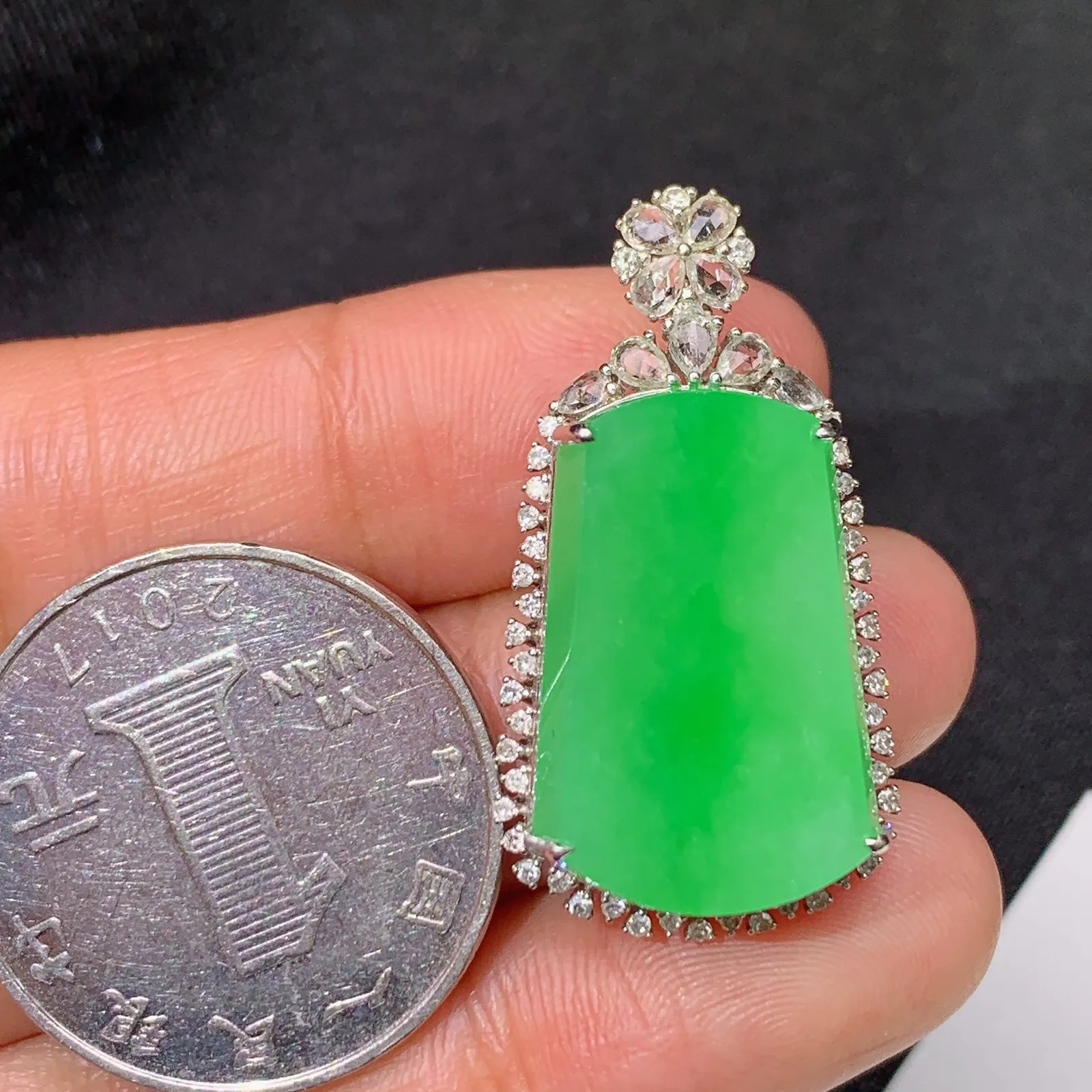 甜绿无事牌吊坠，18k金镶嵌，冰润色阳，种老水足 尺寸32.2*17.3*8.9