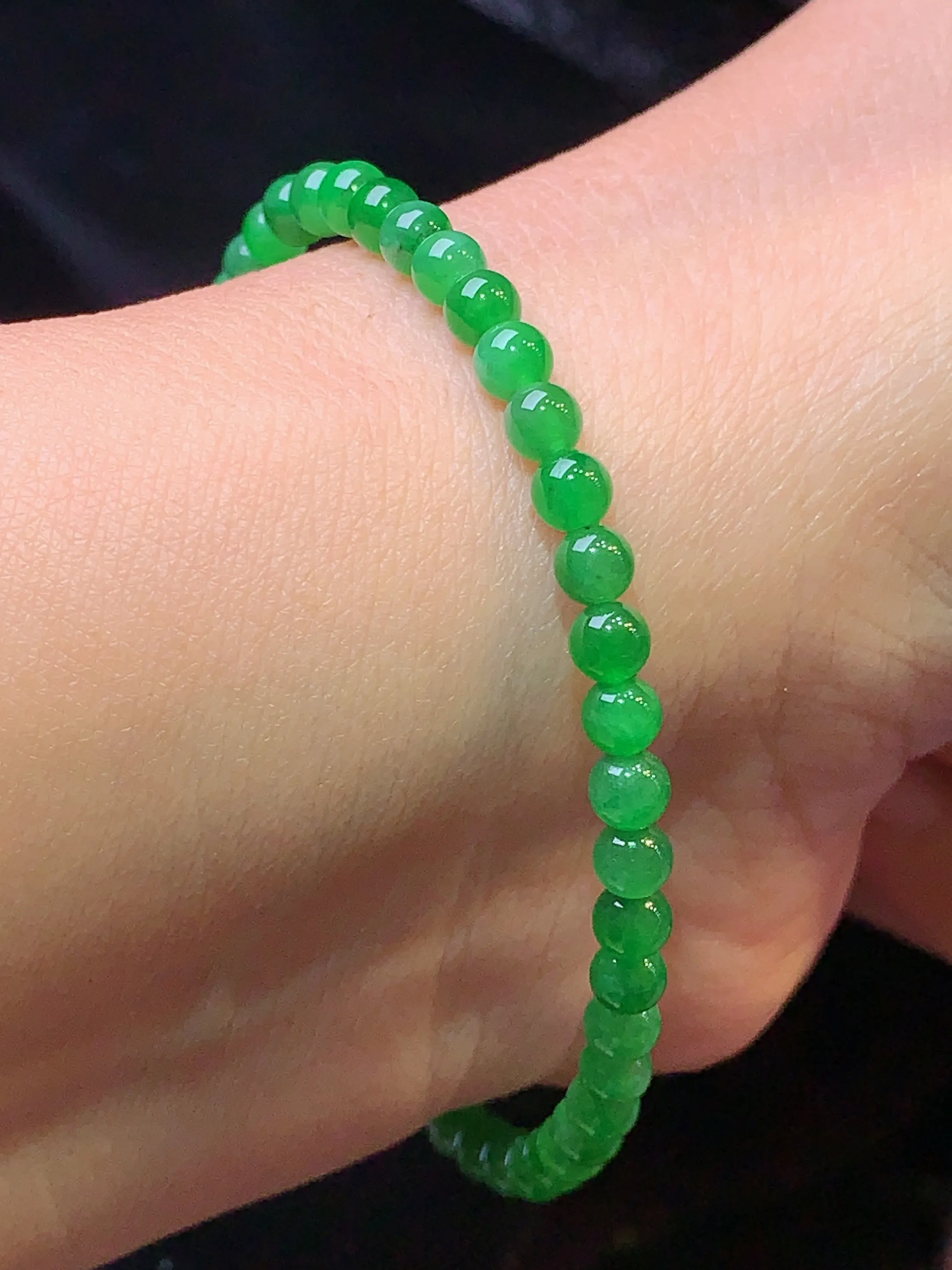 满绿圆珠手链 玉质细腻 色泽清新艳丽 整体尺寸3.9