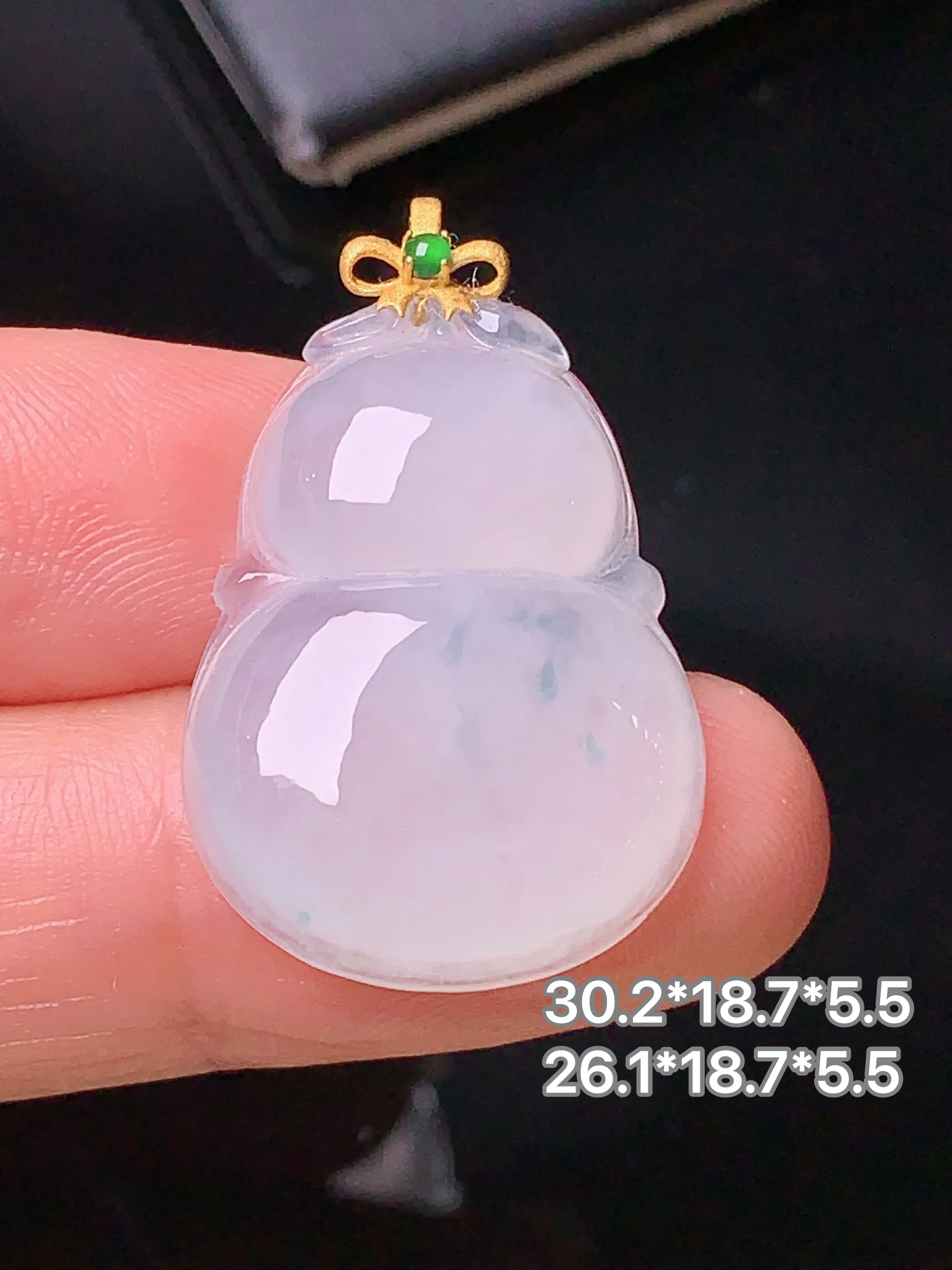 18k金镶嵌冰种葫芦吊坠 玉质细腻 色泽清新艳丽 整体尺寸30.2*18.7*5.5