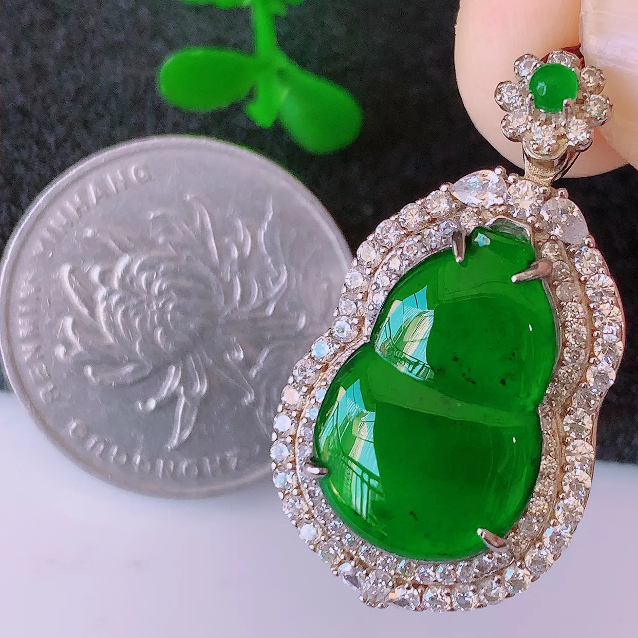 冰透满绿翡翠925银镶嵌葫芦吊坠，自然光实拍，翠色灵动，颜色漂亮，种老水足，品相佳，佩戴佳品！#97.15整体31.5-17*10裸石18*12