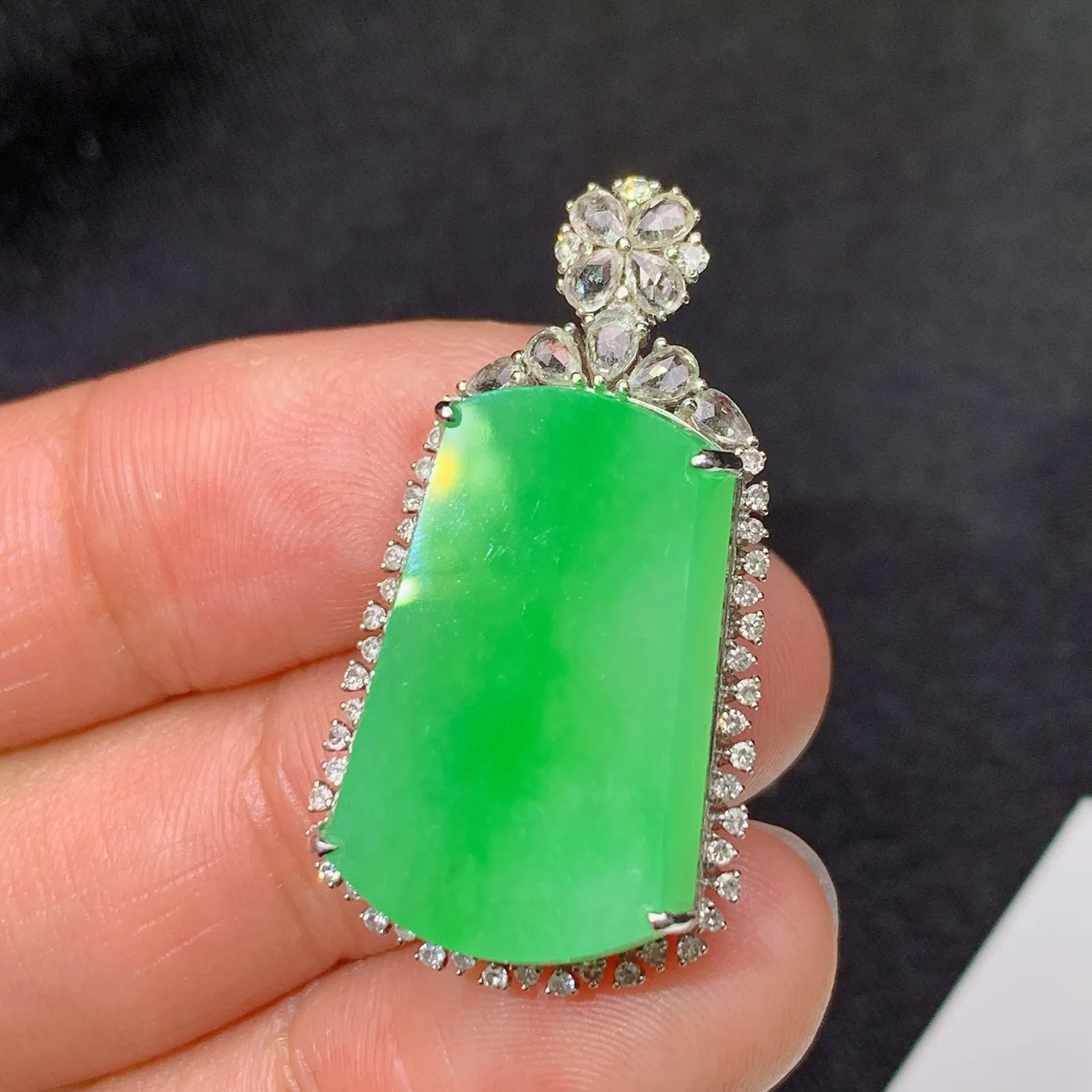 甜绿无事牌吊坠，18k金镶嵌，冰润色阳，种老水足 尺寸32.2*17.3*8.9