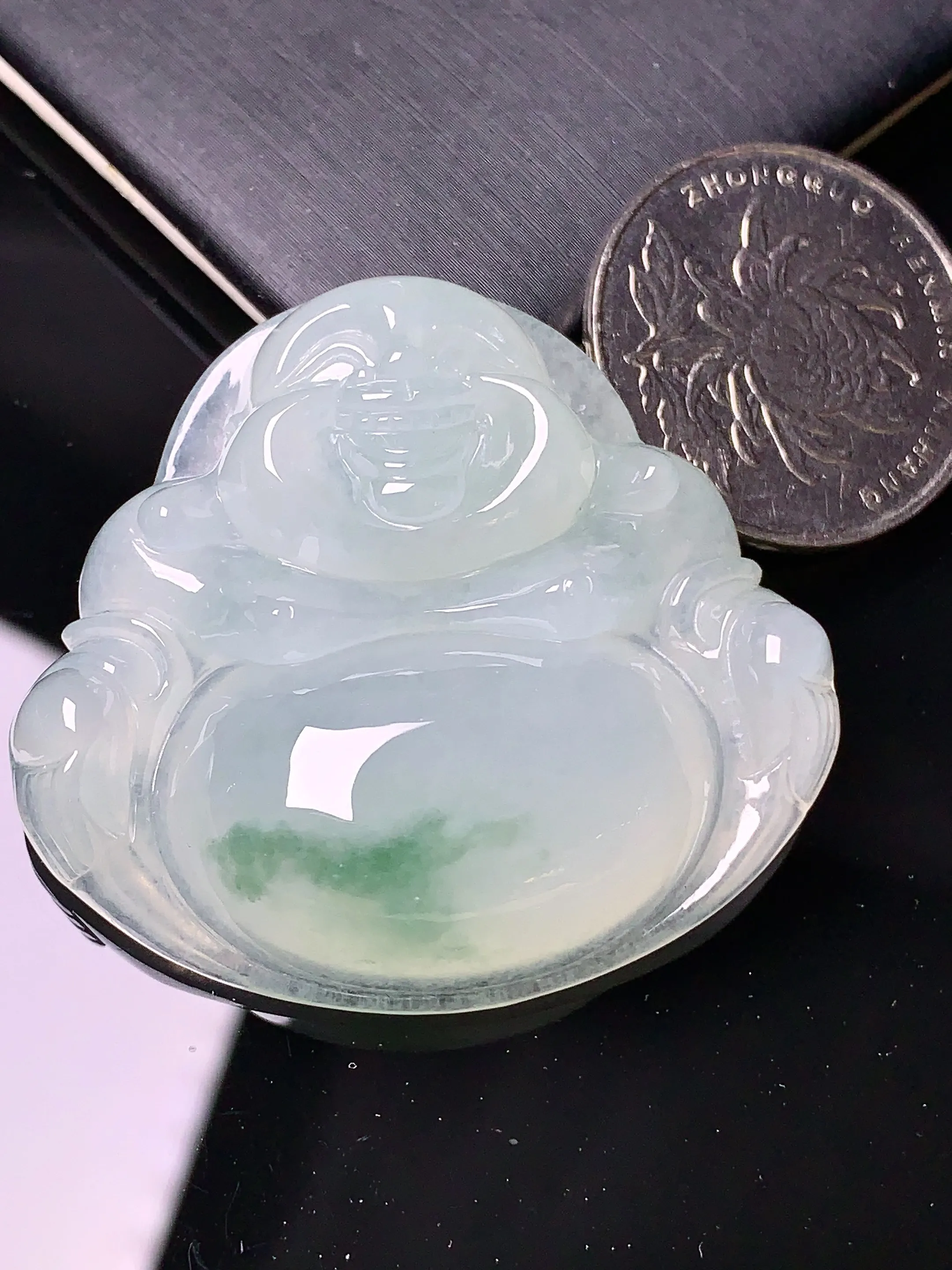 飘绿佛公吊坠 玉质细腻 色泽清新艳丽 整体尺寸40.5*44.2*11.8