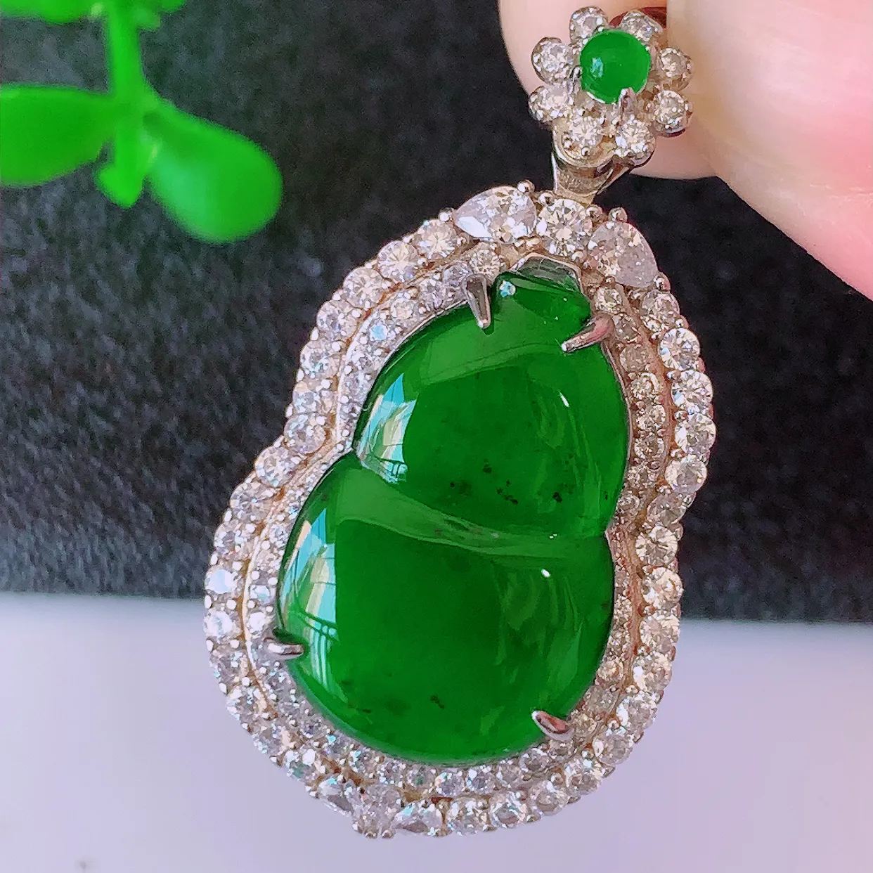 冰透满绿翡翠925银镶嵌葫芦吊坠，自然光实拍，翠色灵动，颜色漂亮，种老水足，品相佳，佩戴佳品！#97.15整体31.5-17*10裸石18*12