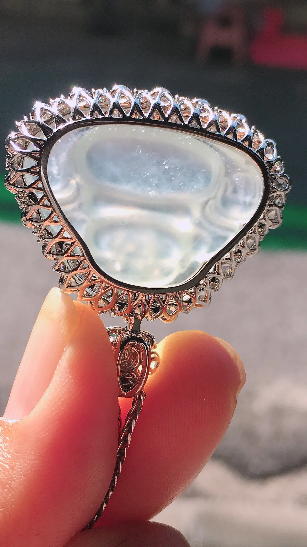 冰种佛公吊坠，玉质细腻，荧光感超
强，饱满圆润，尽显优雅气质，18k
金豪华镶嵌