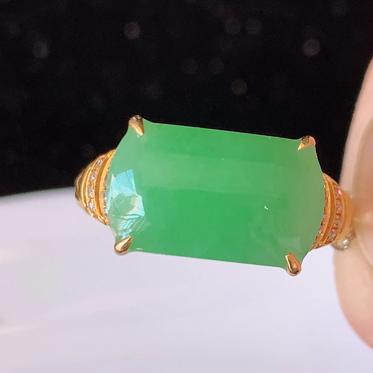 自然光实拍 18K金精工镶嵌翡翠满绿马鞍戒指，玉质细腻，翡翠色泽均匀，艳丽饱满，款式高贵大气，15圈口，上手亮眼，#83.15戒指整体23*17.5-5.8裸石13*7.5