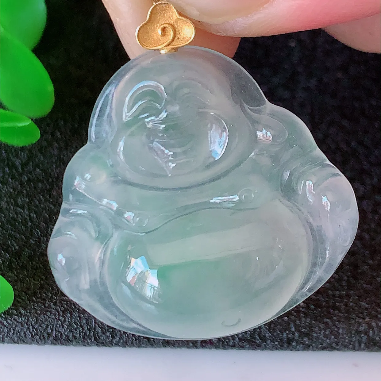 自然光实拍，18K金镶嵌冰种飘花翡翠佛公吊坠，饱满， 佛公亦保平安，寓意有福（佛公）相伴，品相佳，配戴优雅迷人！#1.15整体29裸石26.5*25*6.2