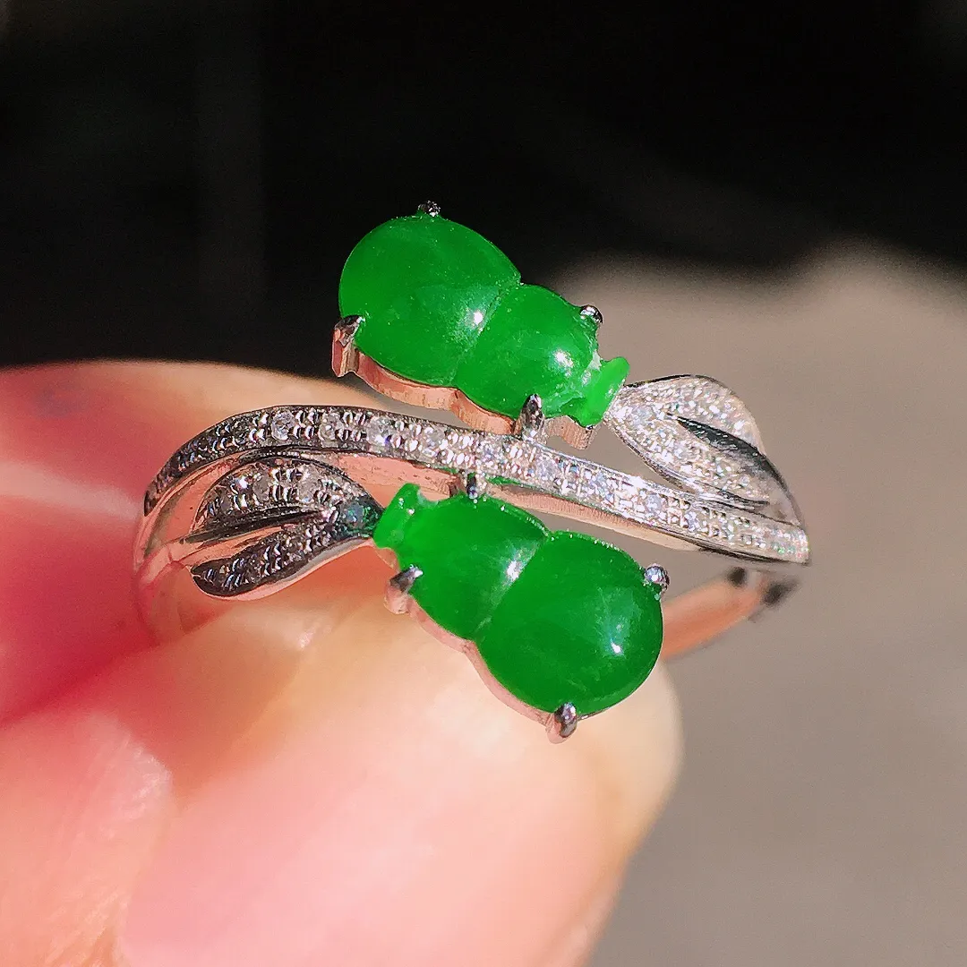 阳绿二合一戒指，色泽均匀艳丽，玉质细腻，荧光感超
强，饱满圆润，尽显优雅气质，18k
金豪华镶嵌