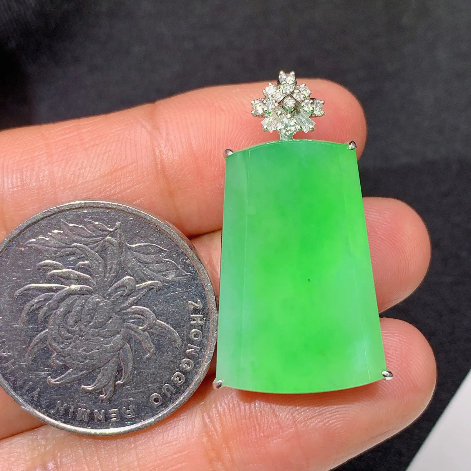 甜绿无事牌吊坠，18k金镶嵌，冰润色阳，种老水足 Cj 尺寸31.5*17.3*7.7