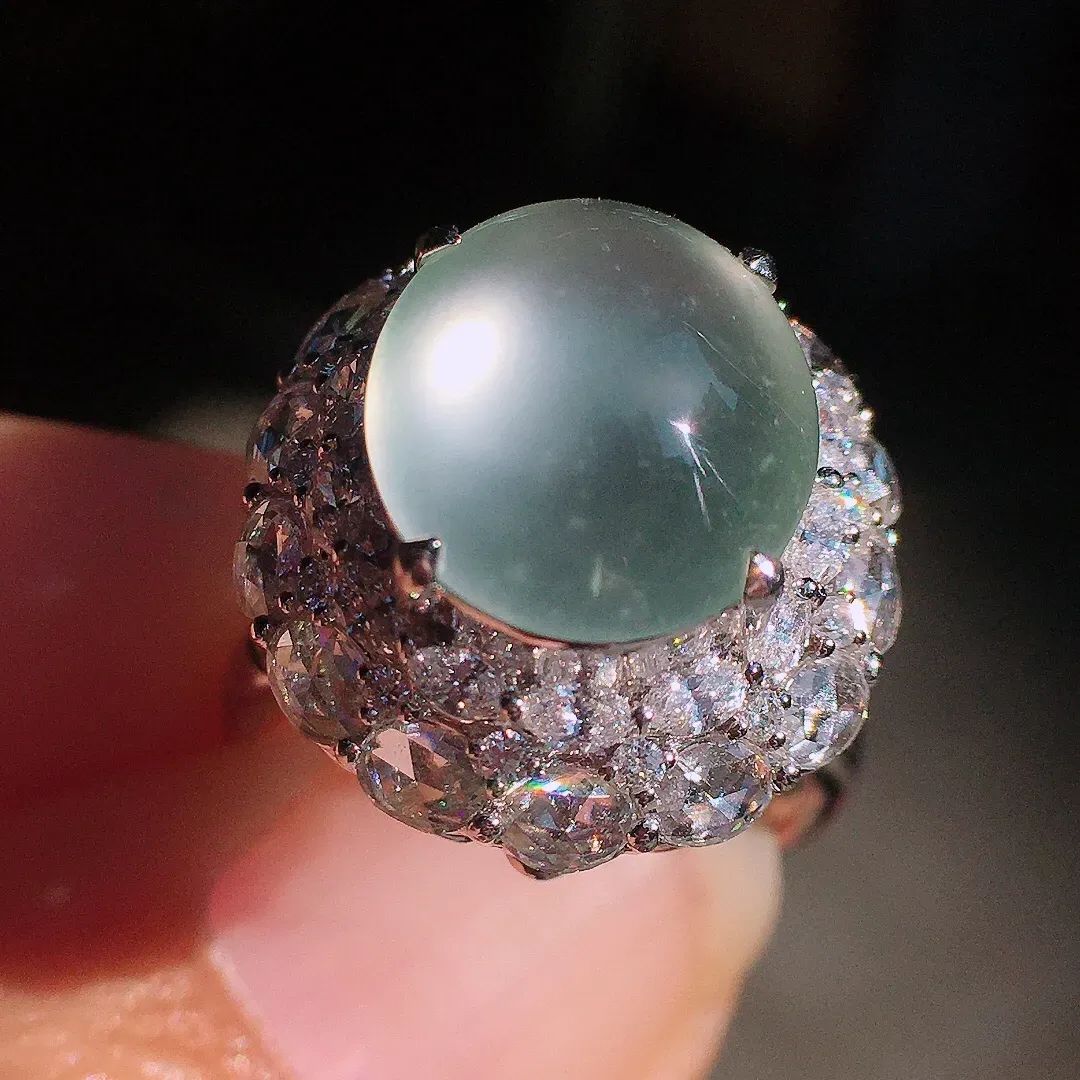 玻璃种蛋面戒指/吊坠两用款，色泽均匀艳丽，玉质细腻，荧光感超
强，饱满圆润，尽显优雅气质，18k
金豪华镶嵌