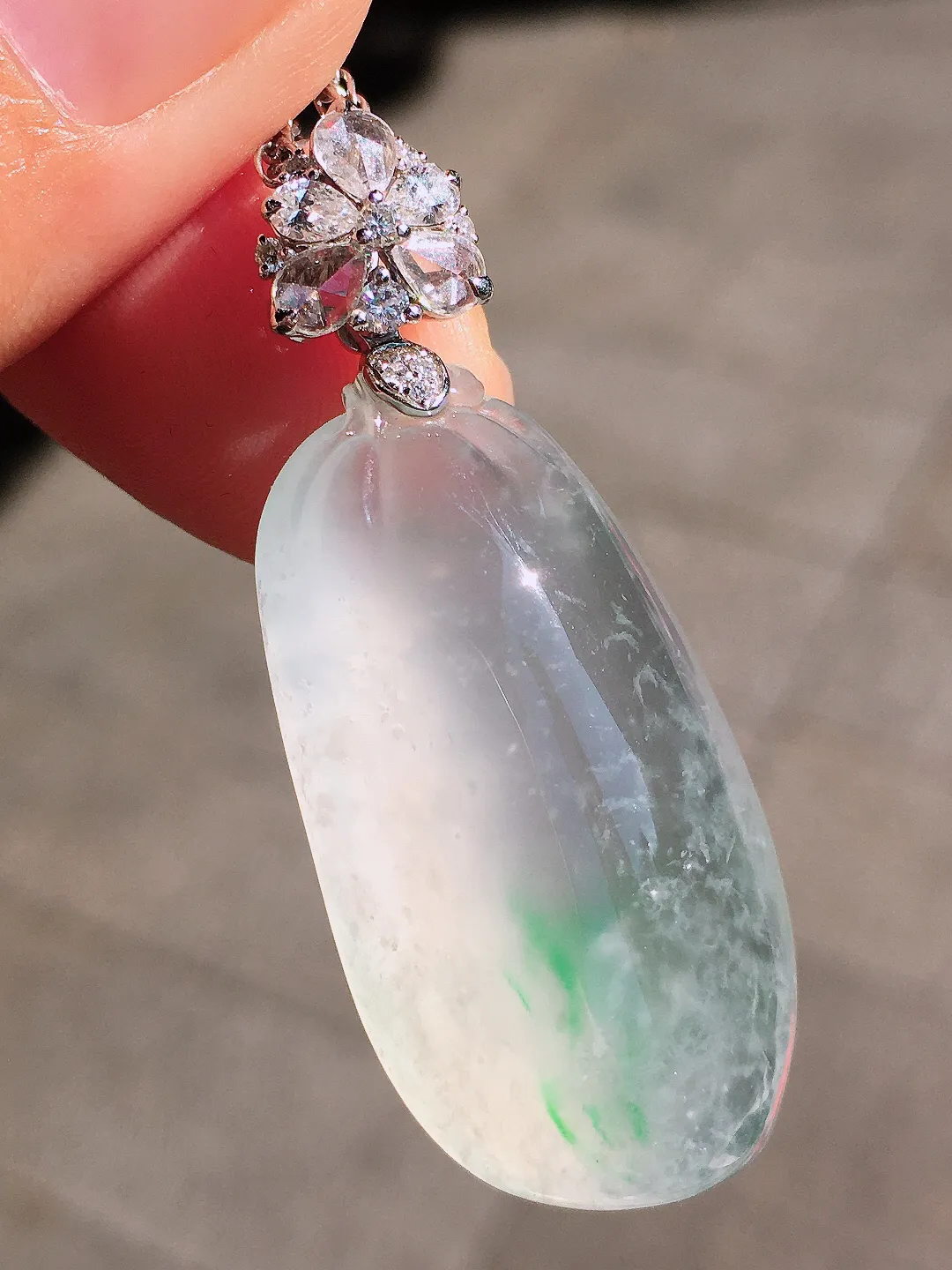 冰飘绿福瓜吊坠，色泽艳丽，玉质细腻，荧光感超
强，饱满圆润，尽显优雅气质，18k
金豪华镶嵌