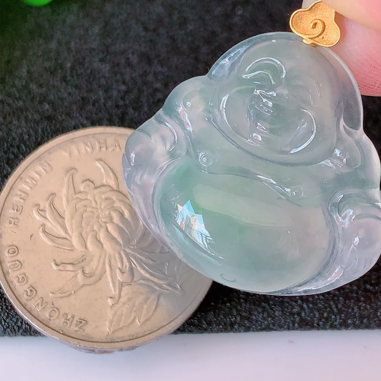 自然光实拍，18K金镶嵌冰种飘花翡翠佛公吊坠，饱满， 佛公亦保平安，寓意有福（佛公）相伴，品相佳，配戴优雅迷人！#1.15整体29裸石26.5*25*6.2