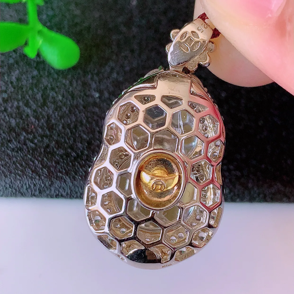 冰透满绿翡翠925银镶嵌葫芦吊坠，自然光实拍，翠色灵动，颜色漂亮，种老水足，品相佳，佩戴佳品！#97.15整体31.5-17*10裸石18*12