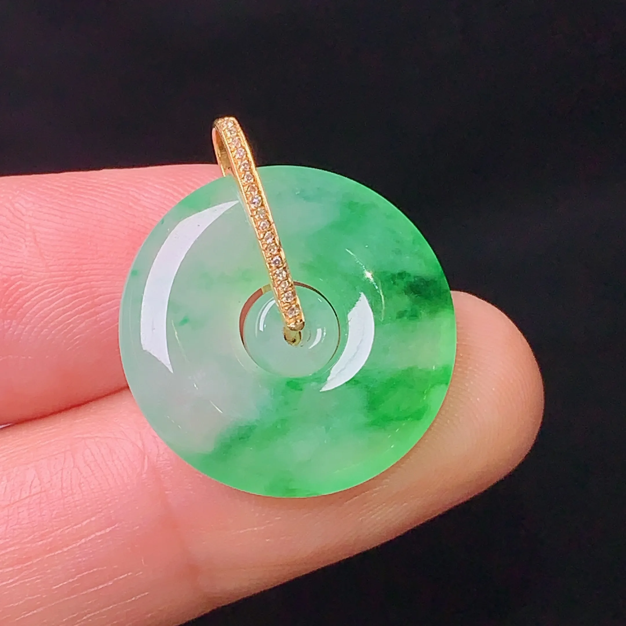 18k金钻镶嵌飘绿子母扣吊坠 玉质细腻 色泽清新艳丽 整体尺寸23*19.6*4