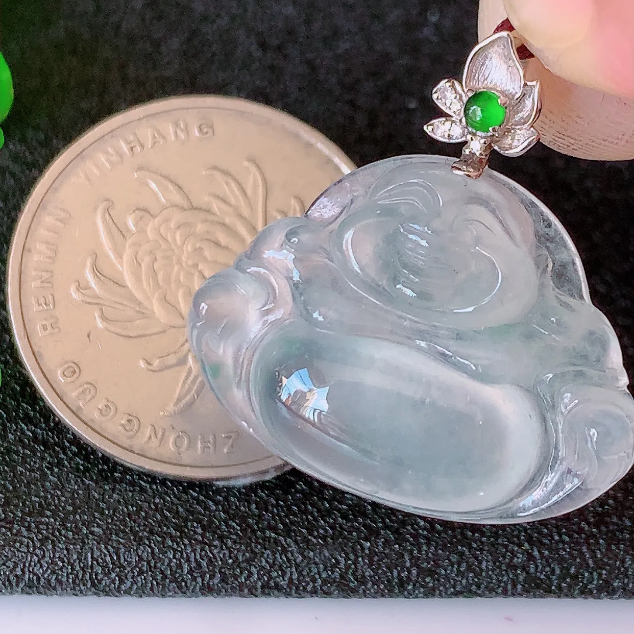 自然光实拍，18K金镶嵌冰种翡翠佛公吊坠，冰透饱满， 佛公亦保平安，寓意有福（佛公）相伴，品相佳，配戴优雅迷人！#1.15整体26.5裸石26*19.5*5.8