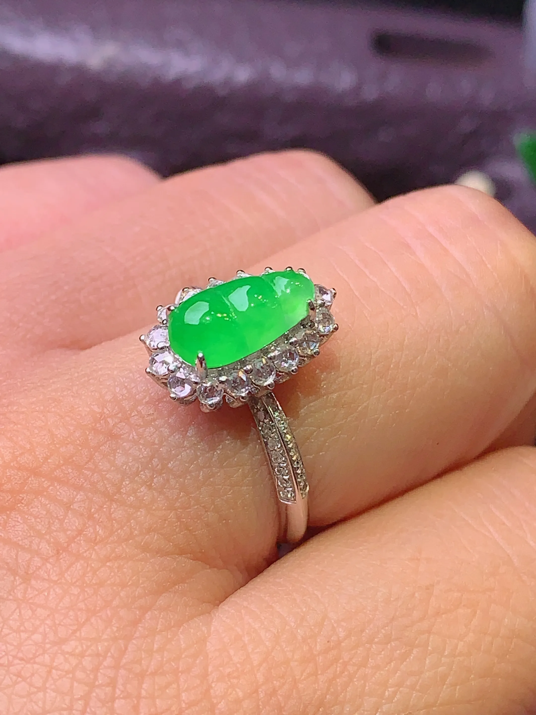 18k金钻镶嵌翠绿四季豆戒指 玉质细腻 色泽清新艳丽 圈口13.5 整体尺寸13.7*9.2*8.8