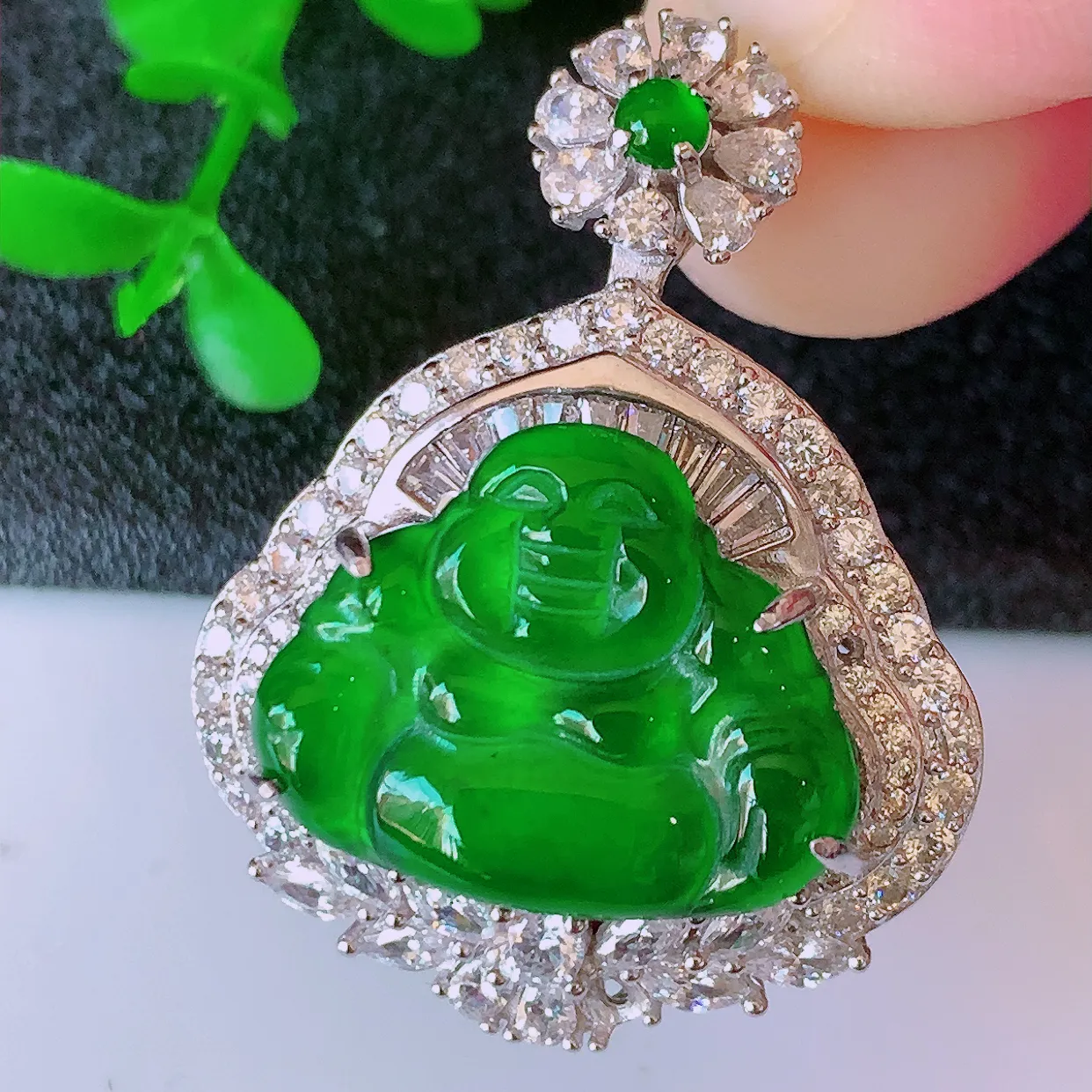 冰透满绿翡翠925银镶嵌佛公吊坠，自然光实拍，翠色灵动，颜色漂亮，种老水足，品相佳，佩戴佳品！#97