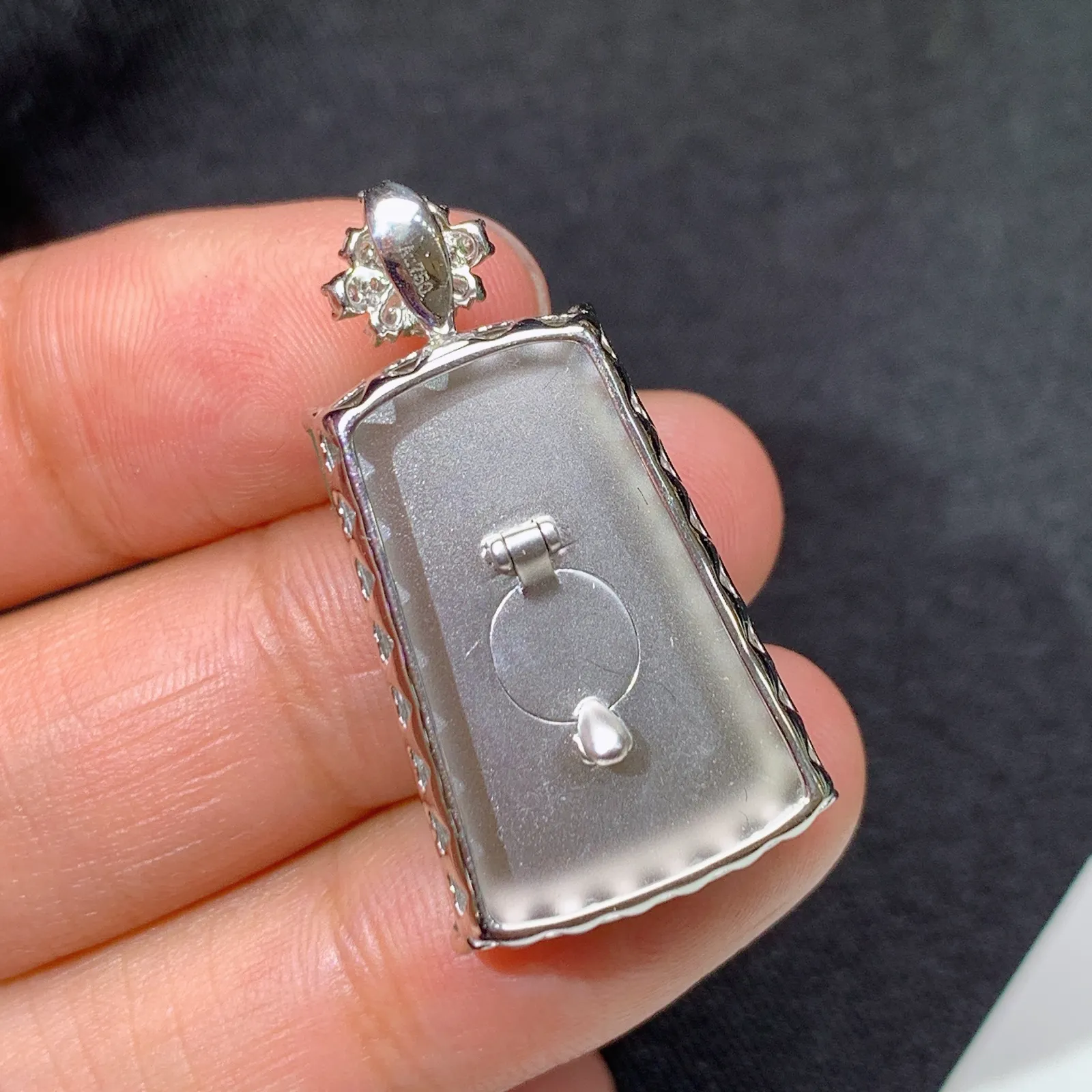 甜绿无事牌吊坠，18k金镶嵌，冰润色阳，种老水足 Cj 尺寸31.5*17.3*7.7