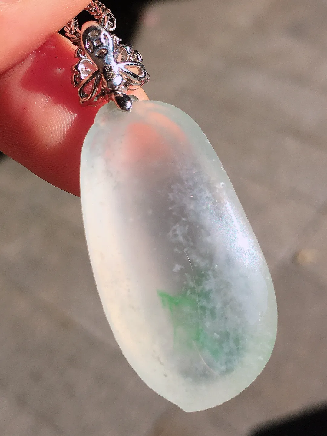 冰飘绿福瓜吊坠，色泽艳丽，玉质细腻，荧光感超
强，饱满圆润，尽显优雅气质，18k
金豪华镶嵌