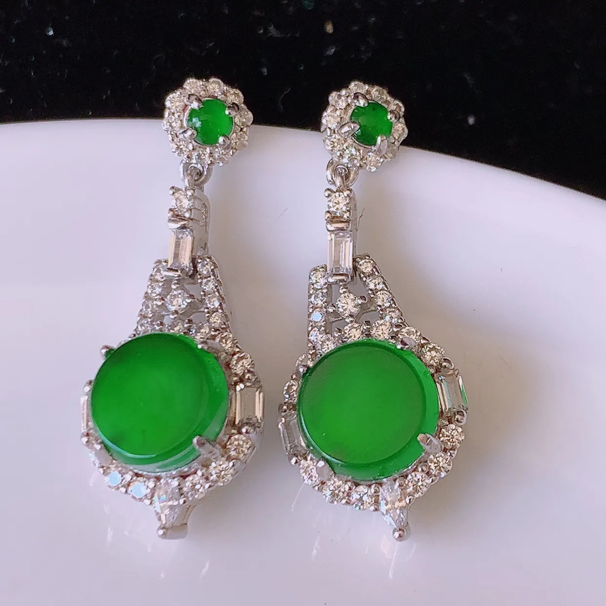 冰透满绿翡翠925银镶嵌耳坠，自然光实拍，翠色灵动，颜色漂亮，种老水足，品相佳，佩戴佳品！#97.15整体28*11-6裸石7.8*7.8