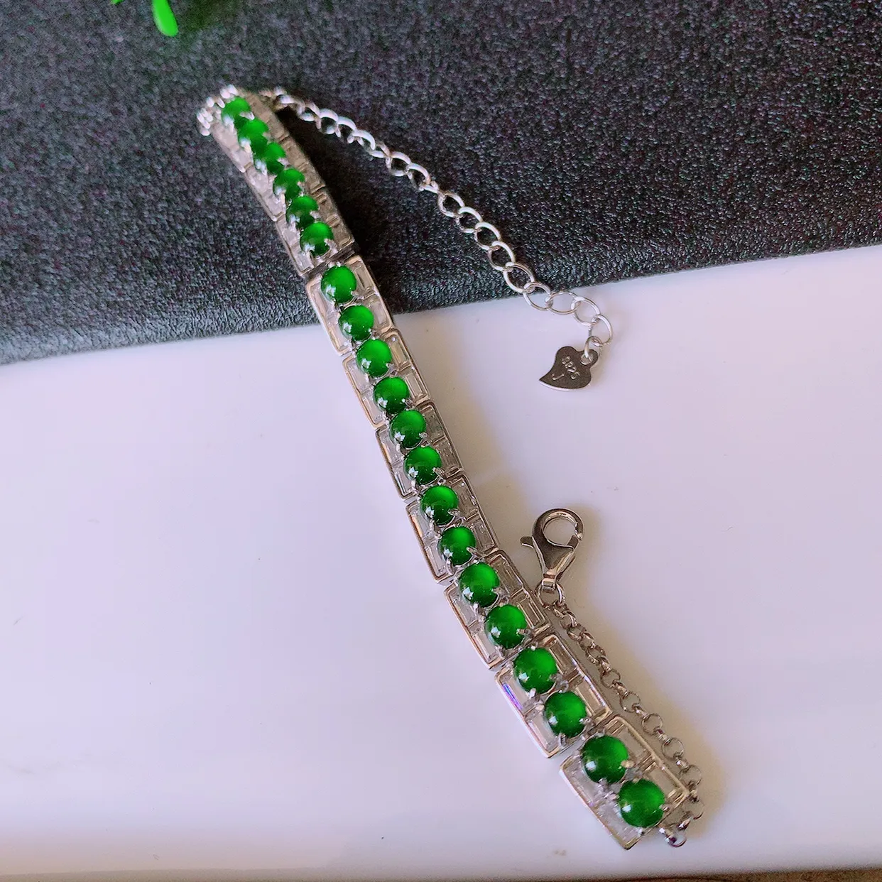 冰透满绿翡翠925银镶嵌手链，自然光实拍，翠色灵动，颜色漂亮，种老水足，品相佳，佩戴佳品！#97.15取一整体8*6.5*4.5裸石3.5*3.5