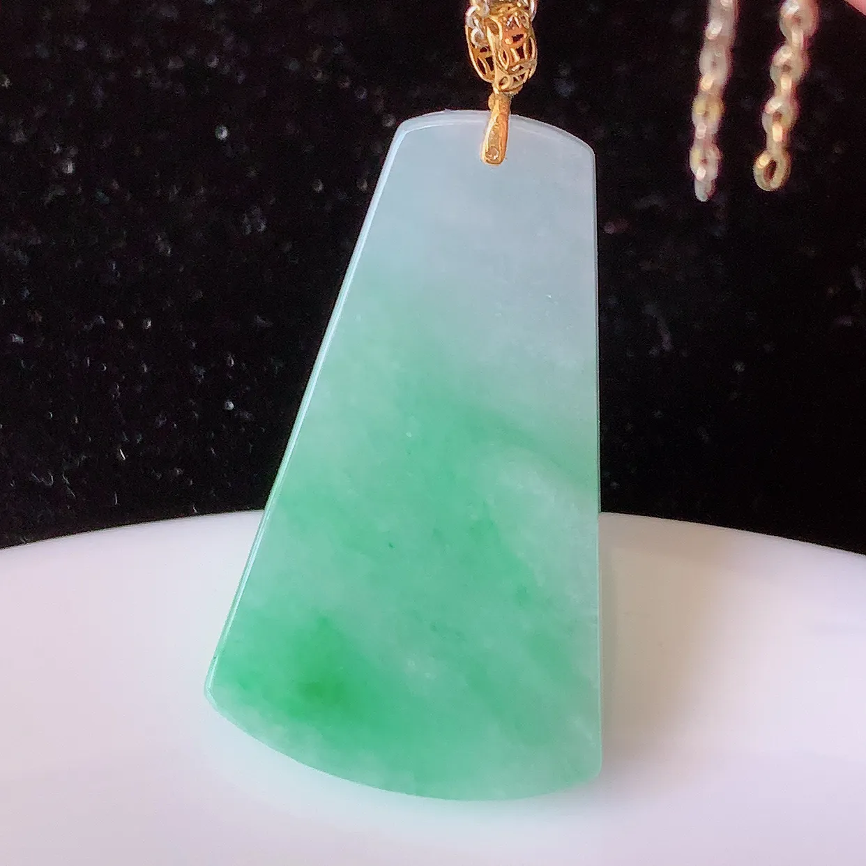 18K金镶嵌冰润飘绿翡翠平安无事牌吊坠，平平安安，无事牌翠色灵动， 佩戴平安时尚！#41.15