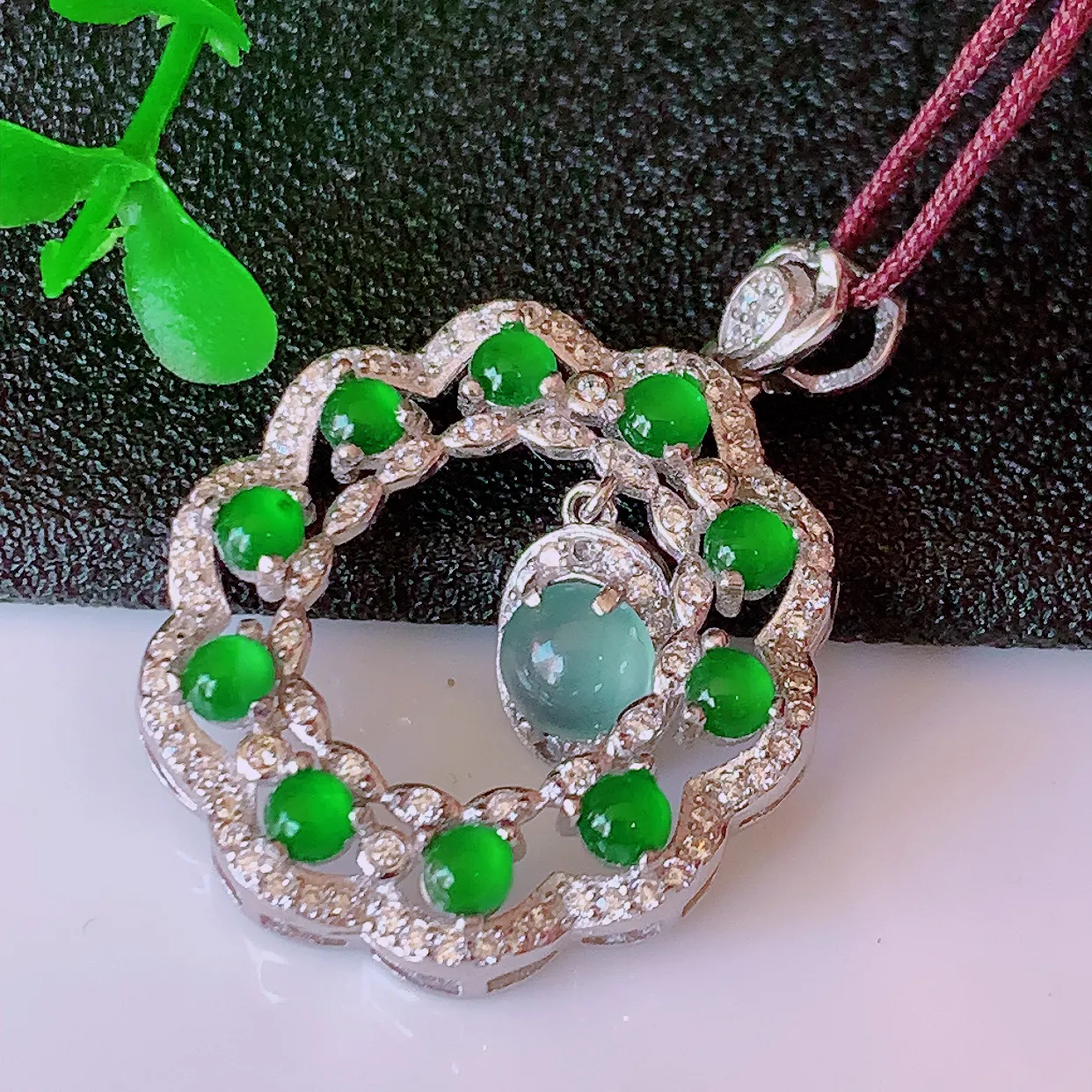 冰透满绿翡翠925银镶嵌吊坠，自然光实拍，翠色灵动，颜色漂亮，种老水足，品相佳，佩戴佳品！#97.15整体31.5*22.5*5取一裸石5*5