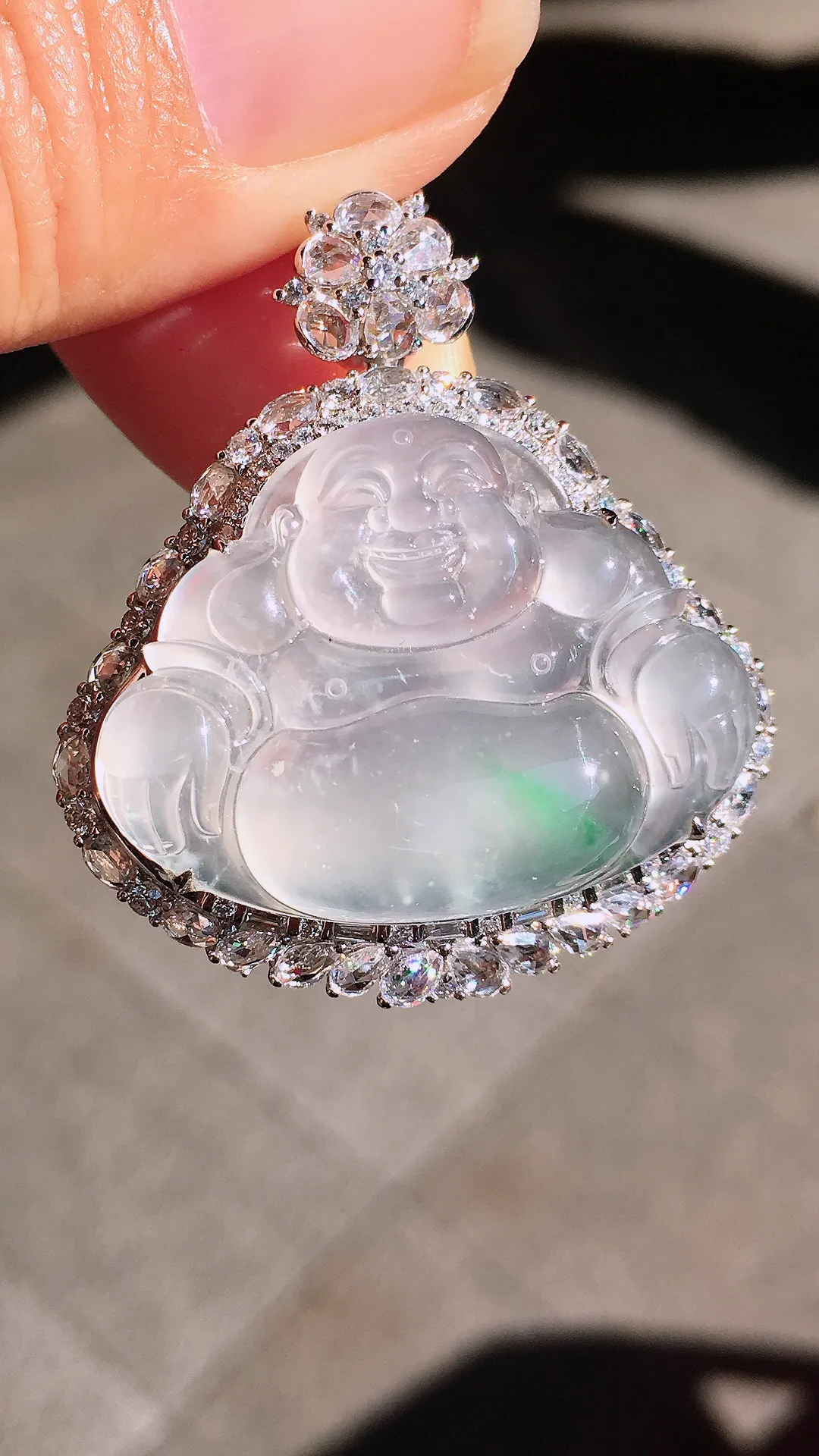 冰飘绿佛公吊坠，色泽艳丽，玉质细腻，荧光感超
强，饱满圆润，尽显优雅气质，18k
金豪华镶嵌