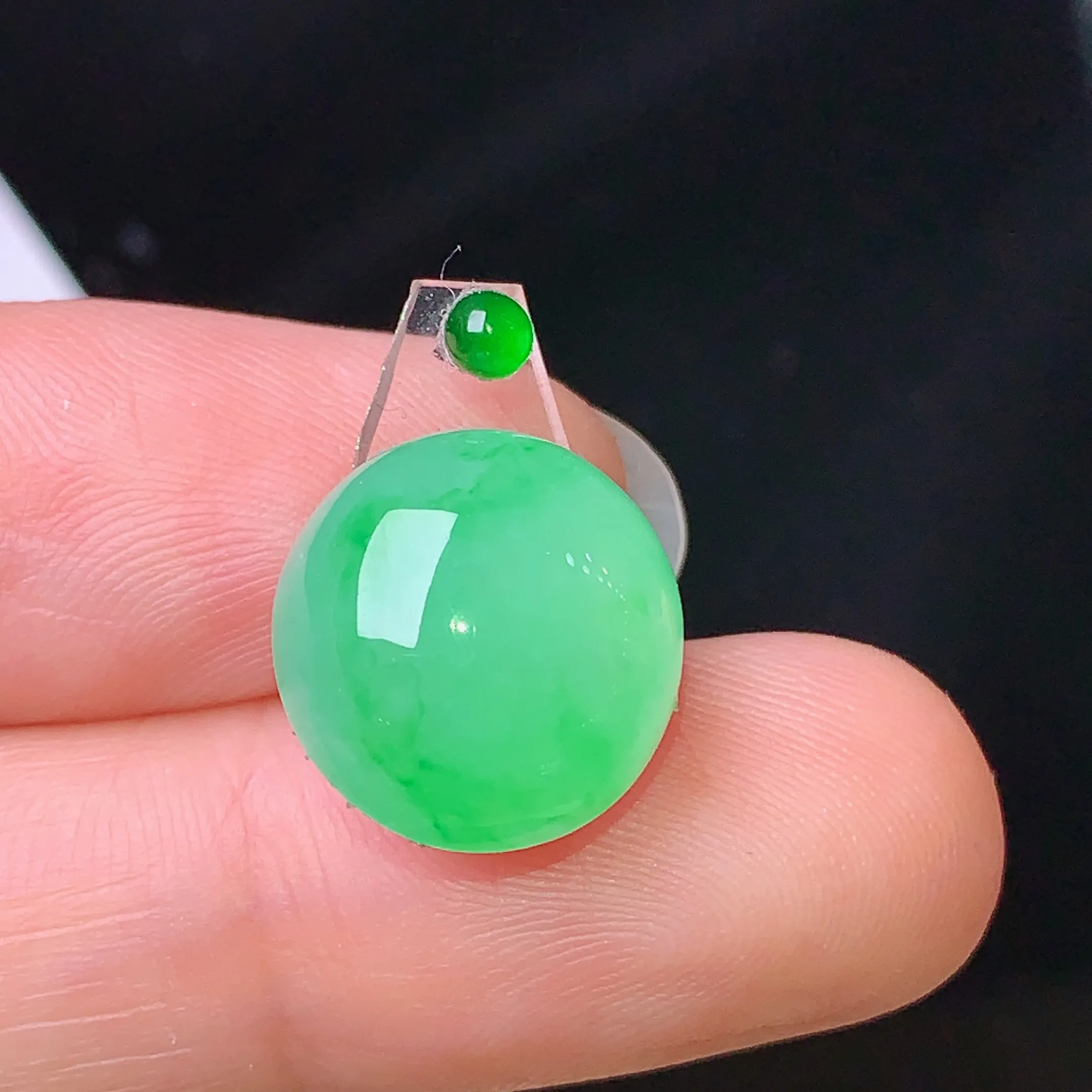 镶嵌款 翠绿蛋面吊坠 玉质细腻 色泽清新艳丽 整体尺寸13.5*12.8*6.5